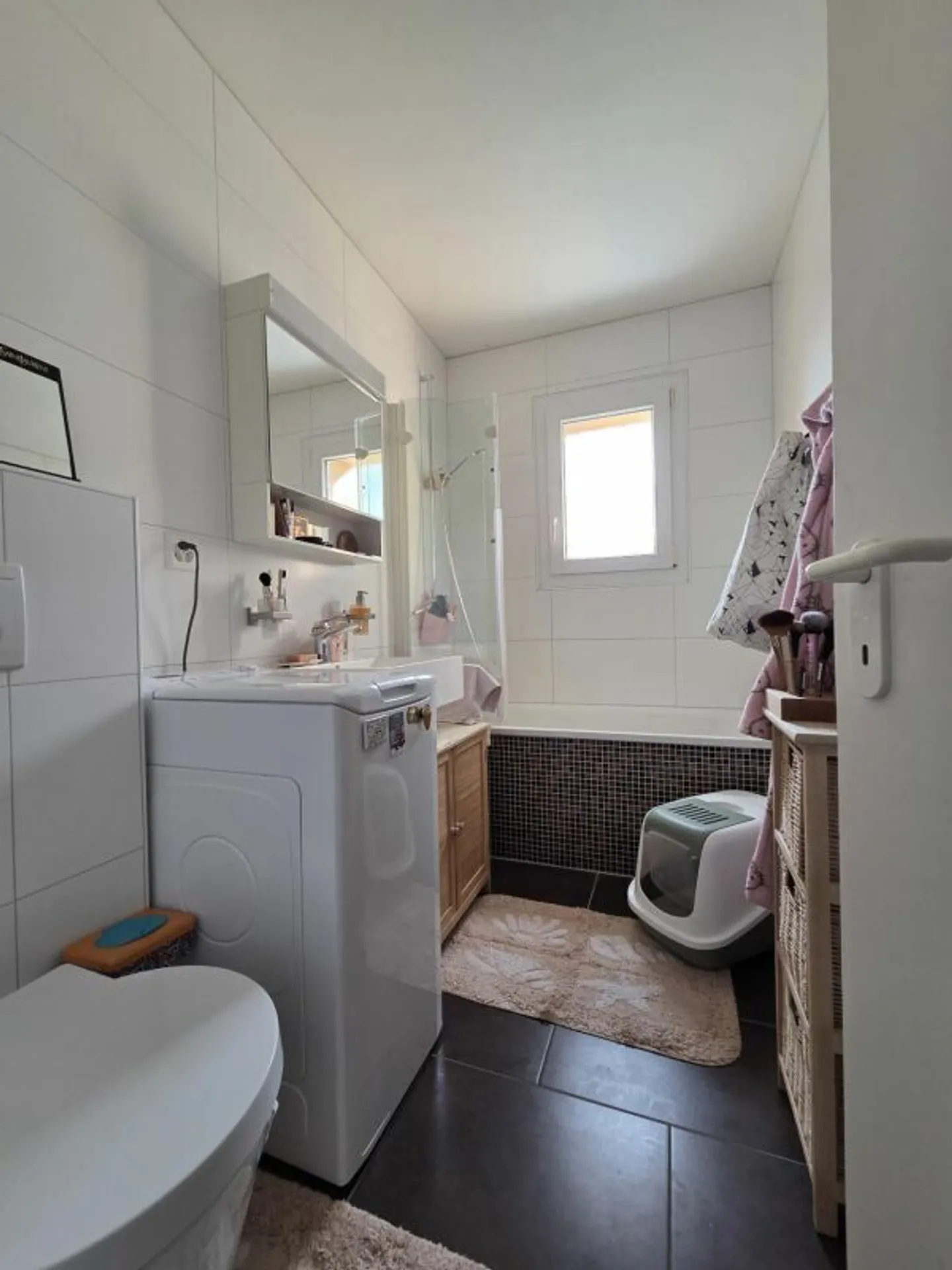 Renovated - spacious 2.5 rooms near the school with parking space - Photo 6 of 7