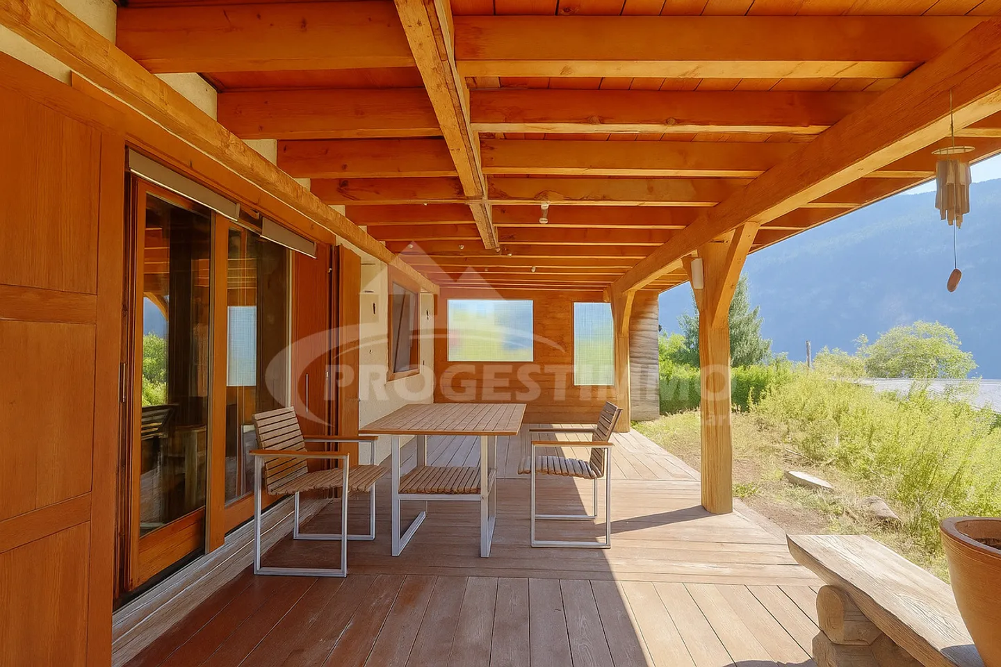 Chalet authentique au cœur des montagnes valaisannes - Photo 2 sur 13