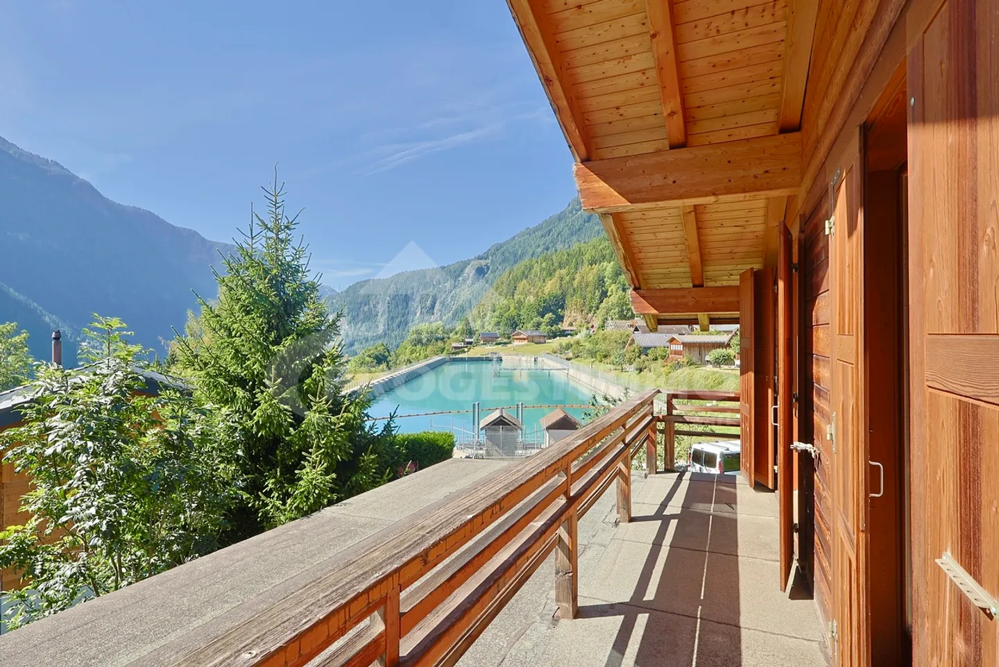 Chalet authentique au cœur des montagnes valaisannes - Photo 3 sur 13