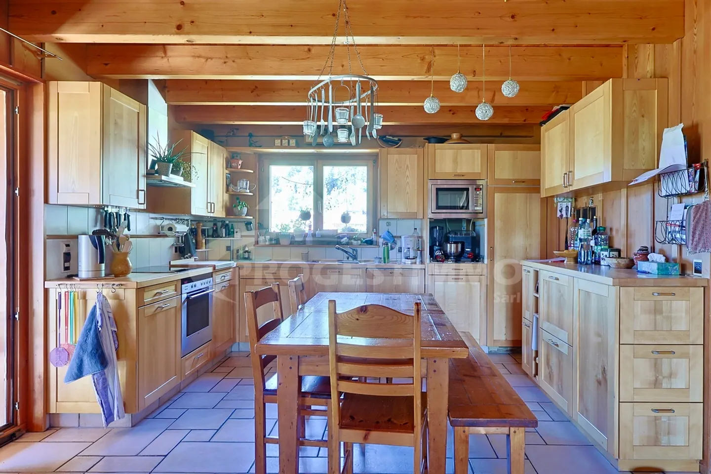 Chalet authentique au cœur des montagnes valaisannes - Photo 7 sur 13