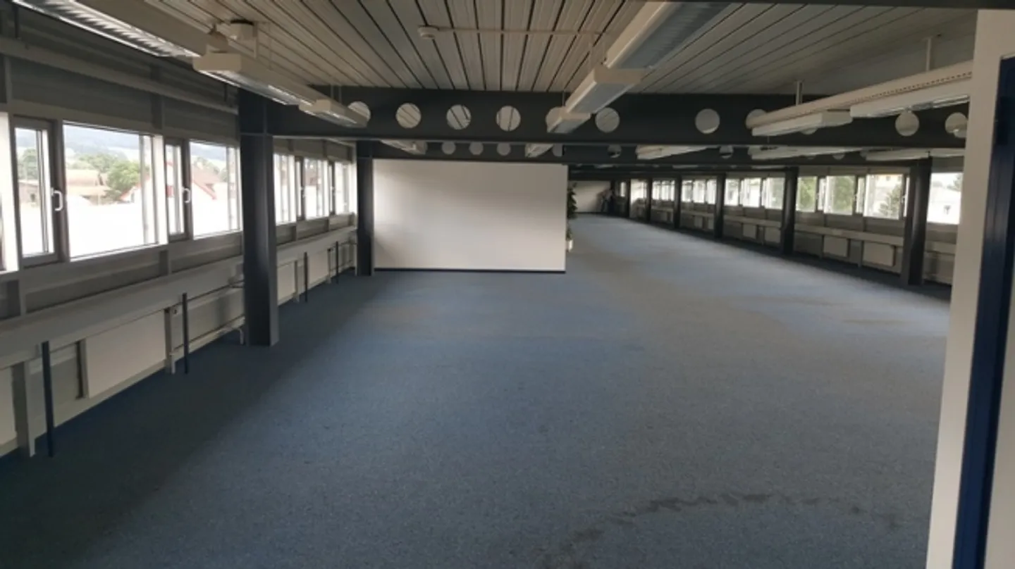 Mixed-use building for rent - Photo 3 of 5