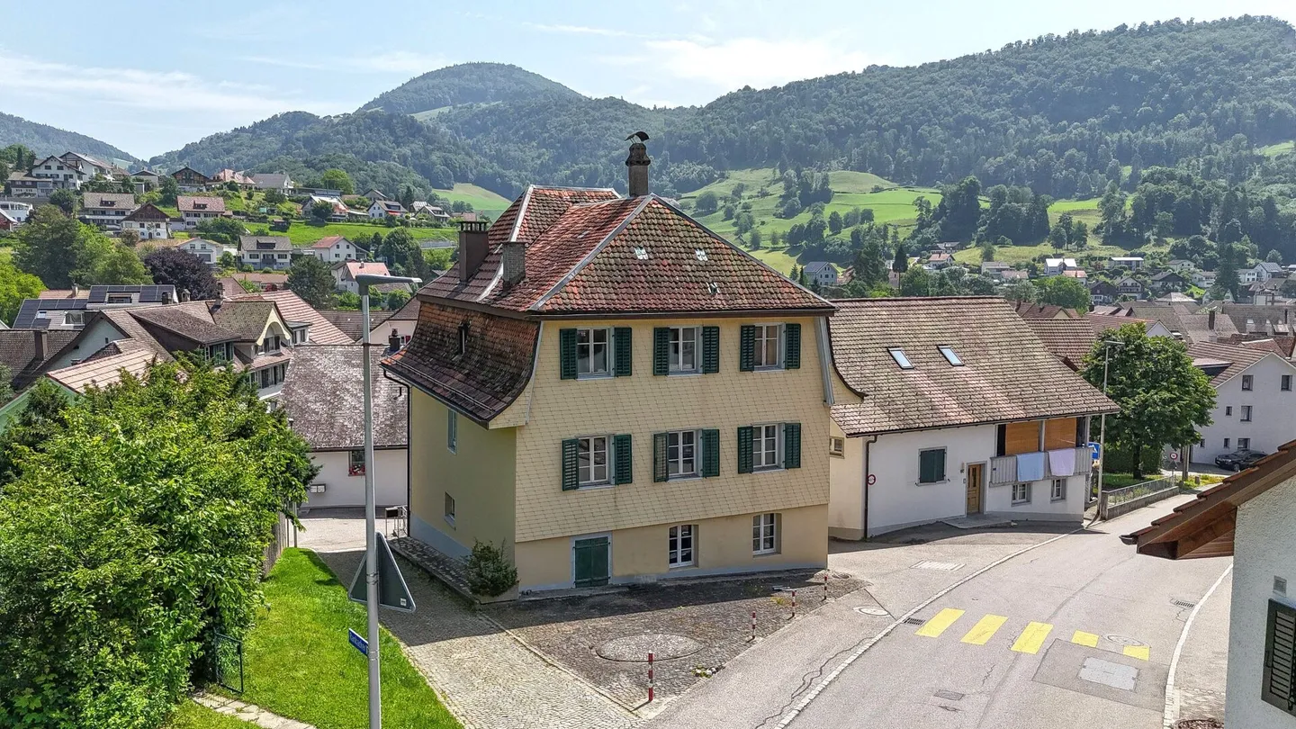 Ampia casa di 13 stanze vincolata con ampio potenziale di sviluppo - Foto 2 di 18