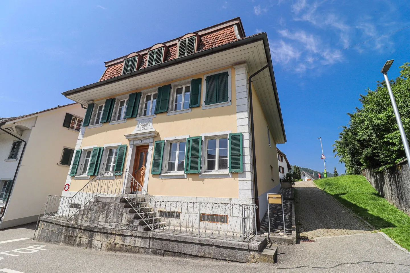 Ampia casa di 13 stanze vincolata con ampio potenziale di sviluppo - Foto 3 di 18