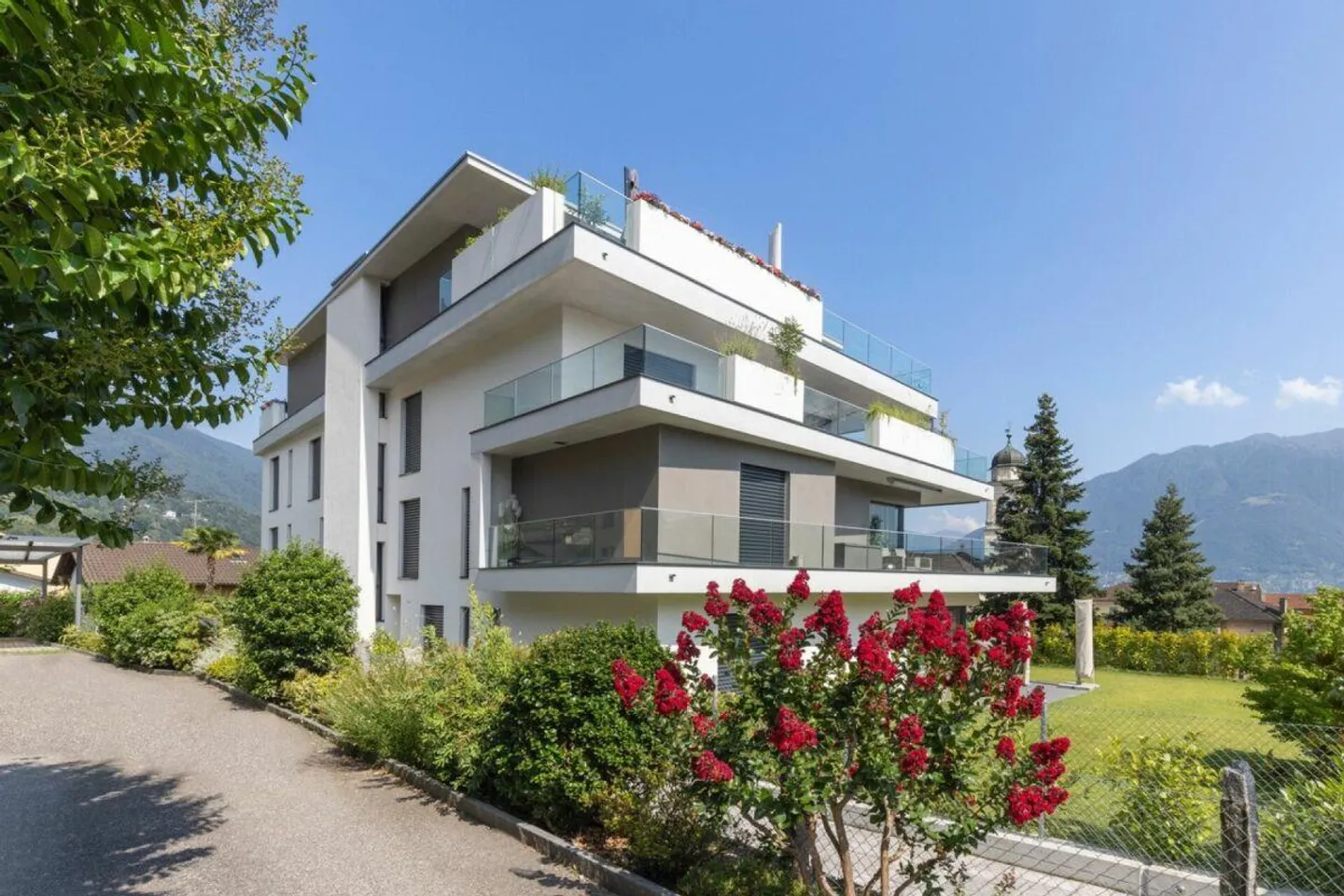 MINUSIO - Appartement moderne de 3,5 pièces avec jardin privé - Photo 16 sur 17