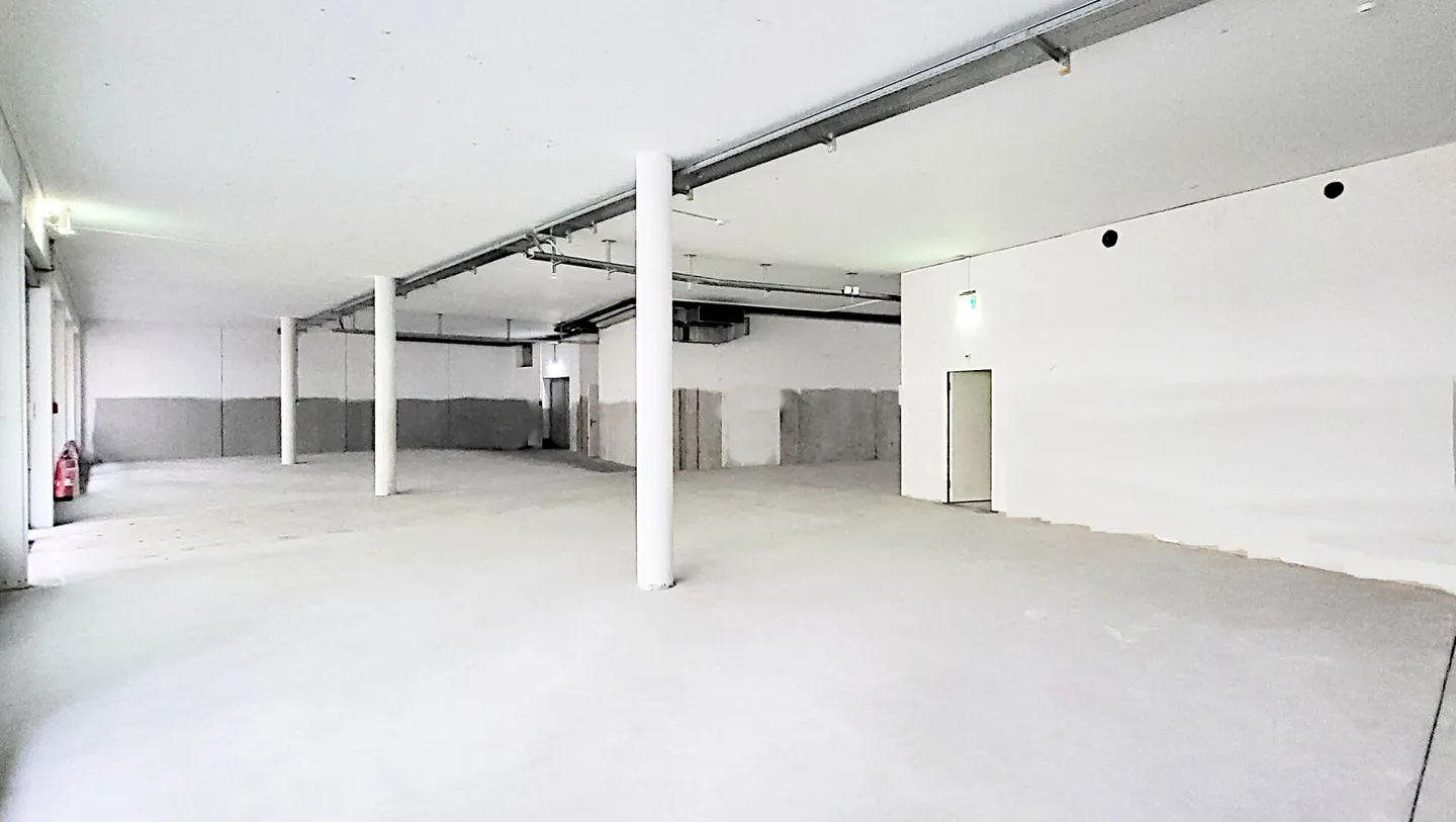 Espace de vente avec une hauteur de plafond attrayante près de la gare (4 minutes) au cœur de Bienne ! - Photo 2 sur 10