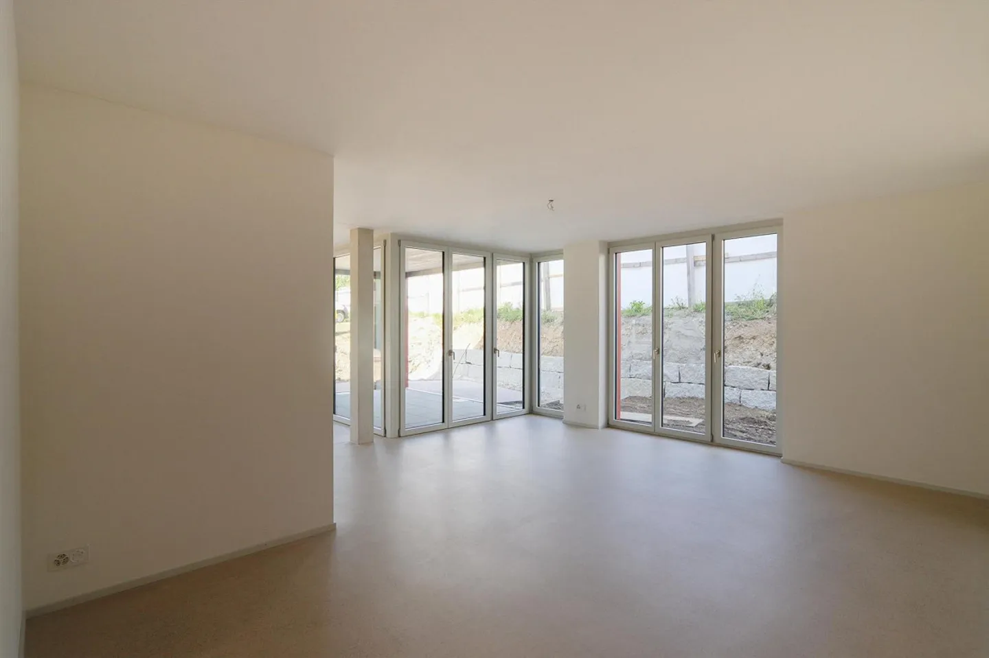 Hochwertige 4.5 Zi-Neubauwohnung im EG  zentral und naturnah gelegen - Photo 2 of 11