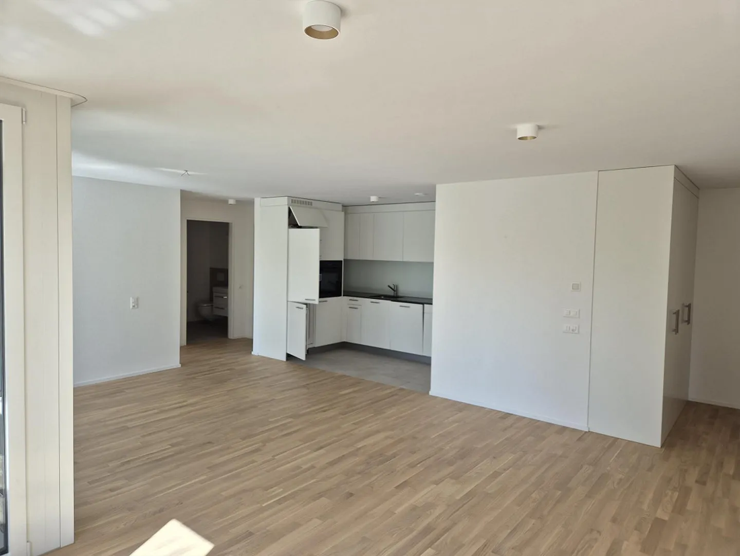 Appartement 3,5 pièces ultra moderne (2ème étage) avec loggia, ascenseur + propre tour de lavage - Photo 2 sur 9