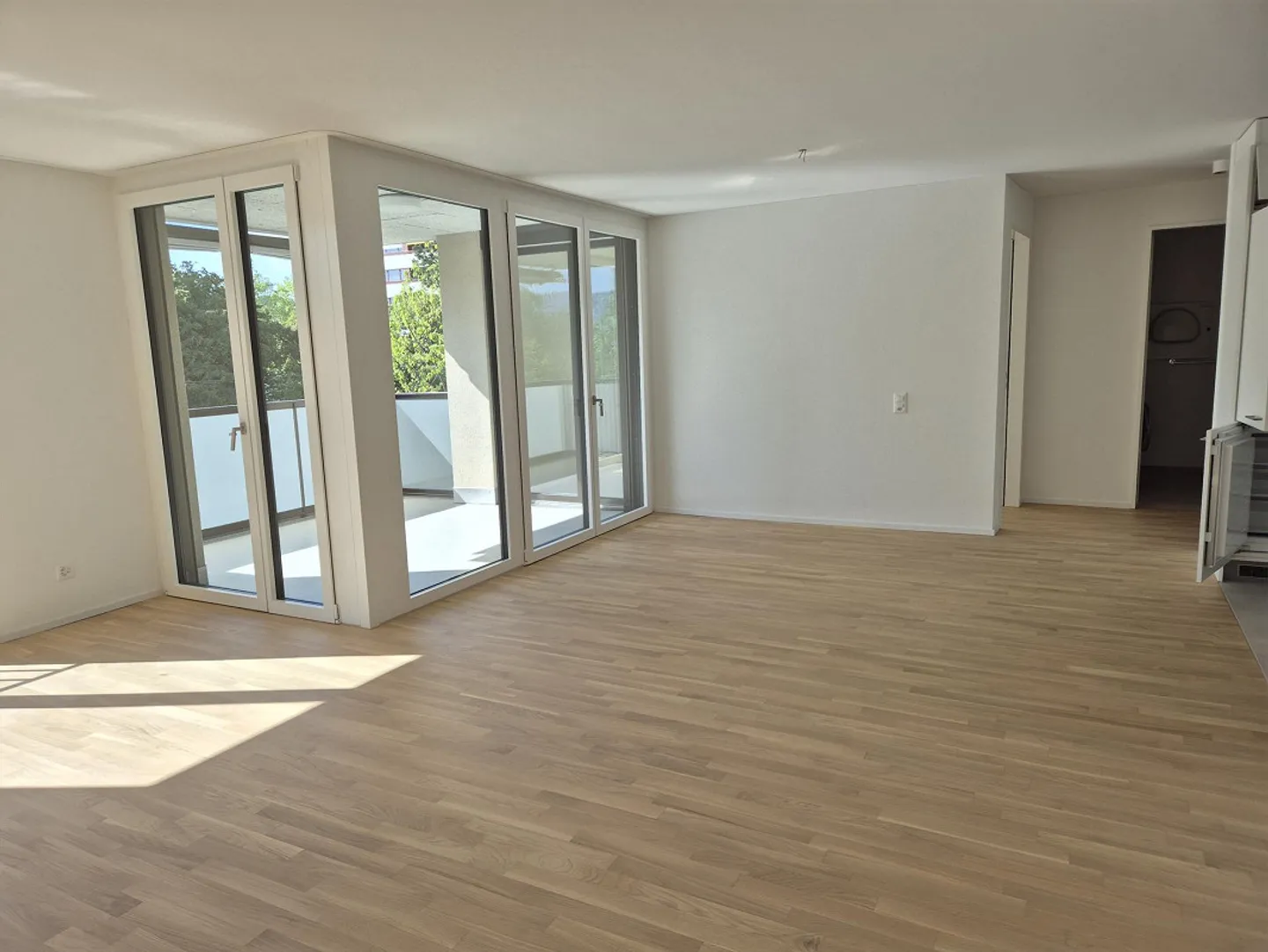 Appartement 3,5 pièces ultra moderne (2ème étage) avec loggia, ascenseur + propre tour de lavage - Photo 3 sur 9
