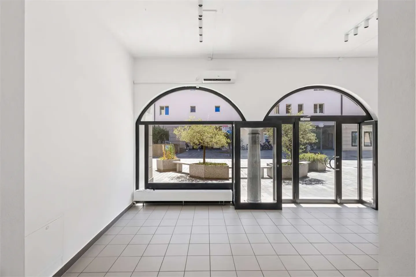 Exclusive commercial space in the heart of Bellinzona - Photo 3 of 8
