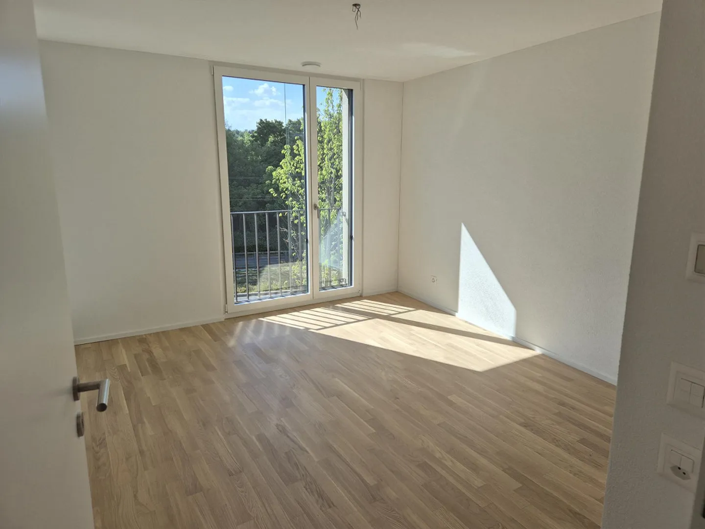 Appartement 3,5 pièces ultra moderne (2ème étage) avec loggia, ascenseur + propre tour de lavage - Photo 4 sur 9