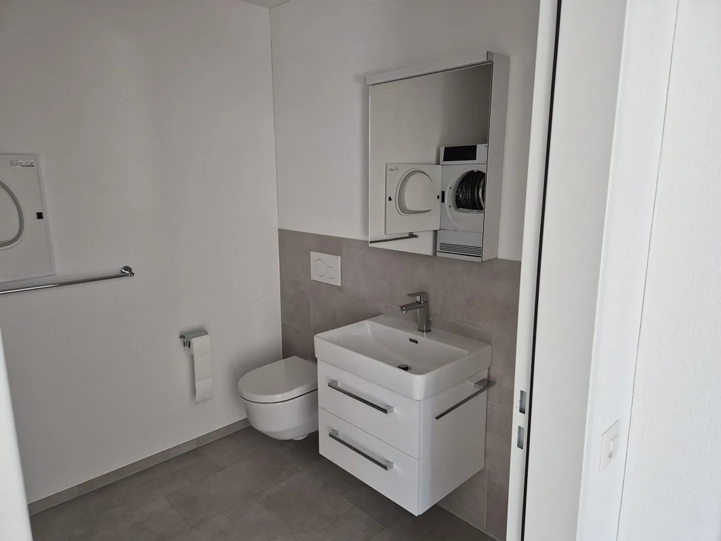 Appartement 3,5 pièces ultra moderne (2ème étage) avec loggia, ascenseur + propre tour de lavage - Photo 5 sur 9