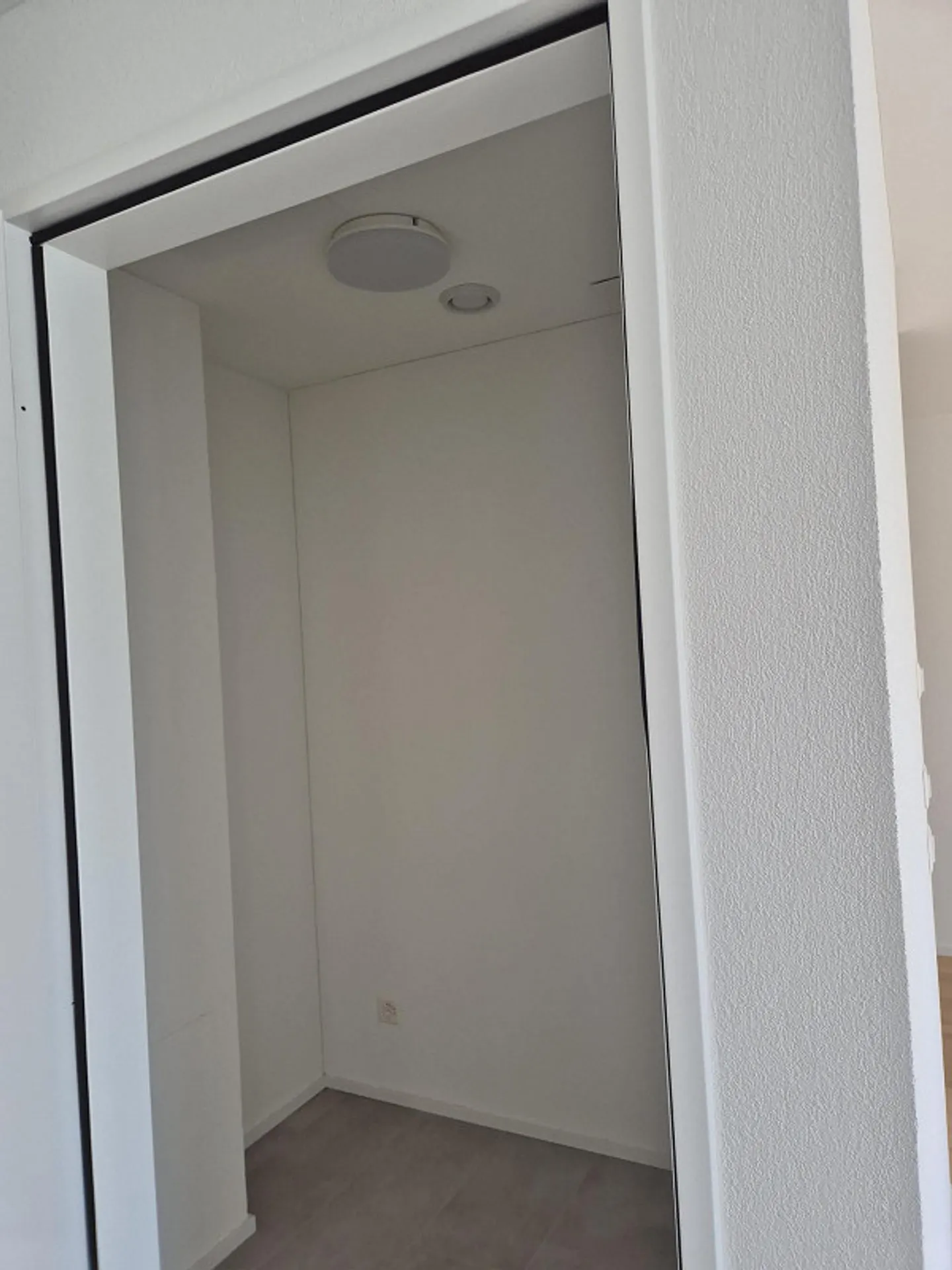 Appartement 3,5 pièces ultra moderne (2ème étage) avec loggia, ascenseur + propre tour de lavage - Photo 8 sur 9