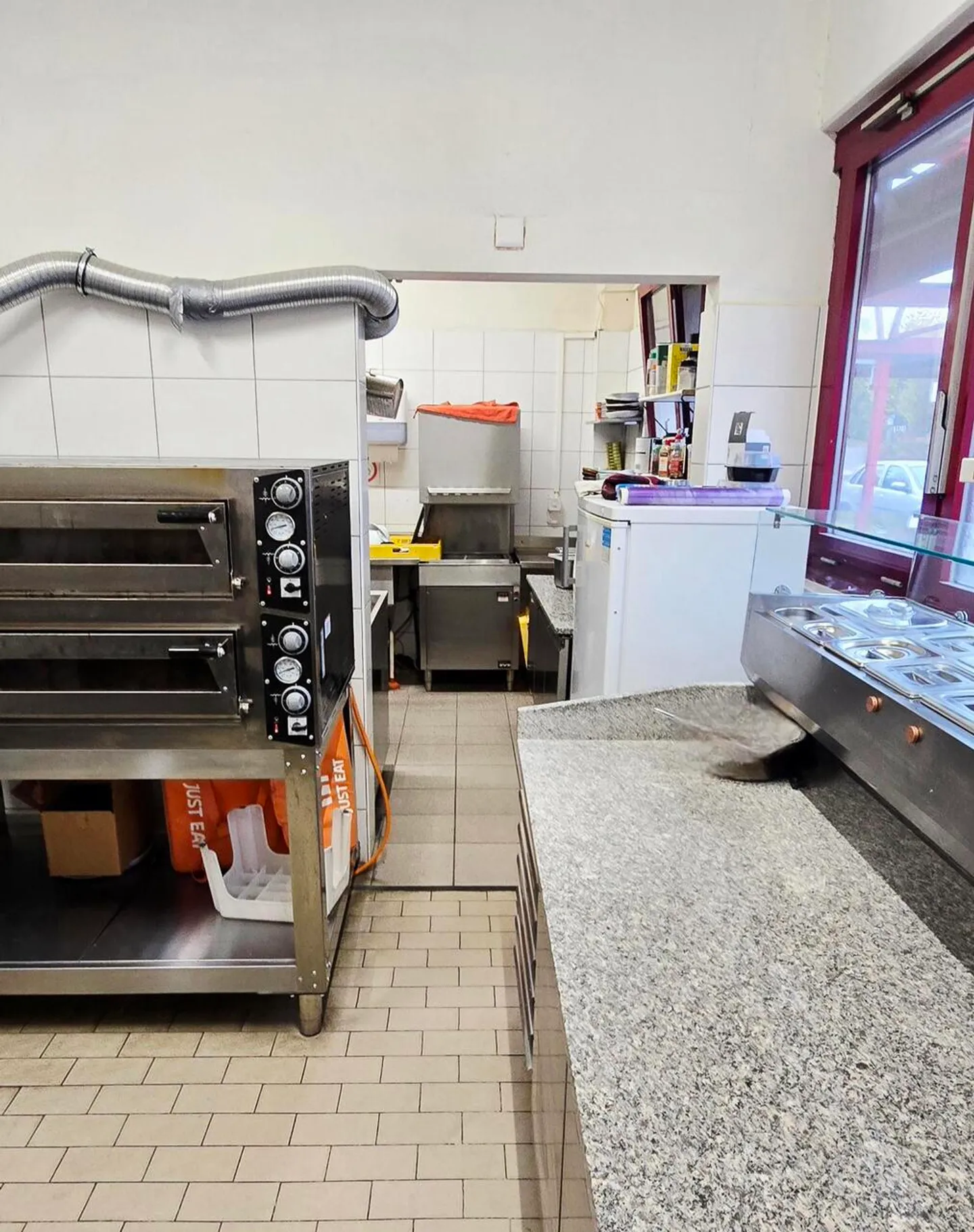 Ideally located restaurant with high potential for takeover. - Photo 4 of 6