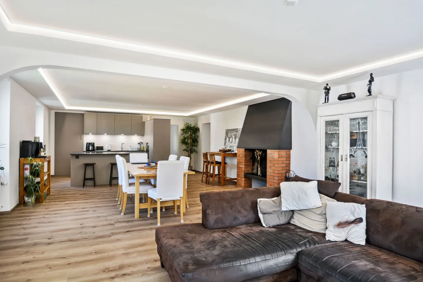 Sonvilier, maison de 5.5 pièces rénovée avec une surface louée - Photo 1 of 13