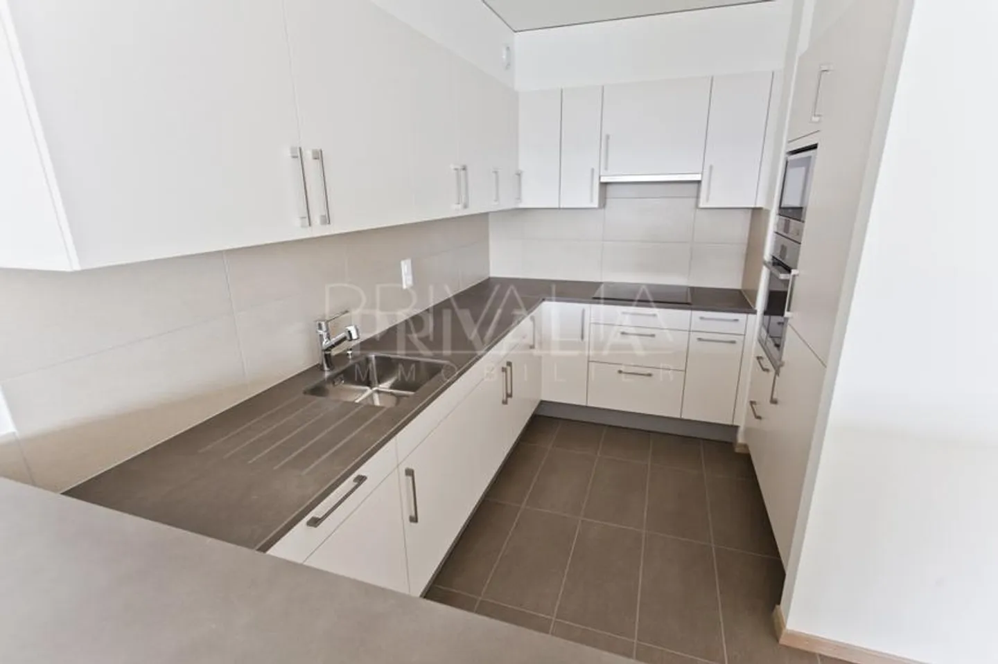 Magnificent high-end apartment with lake view - Photo 2 of 5