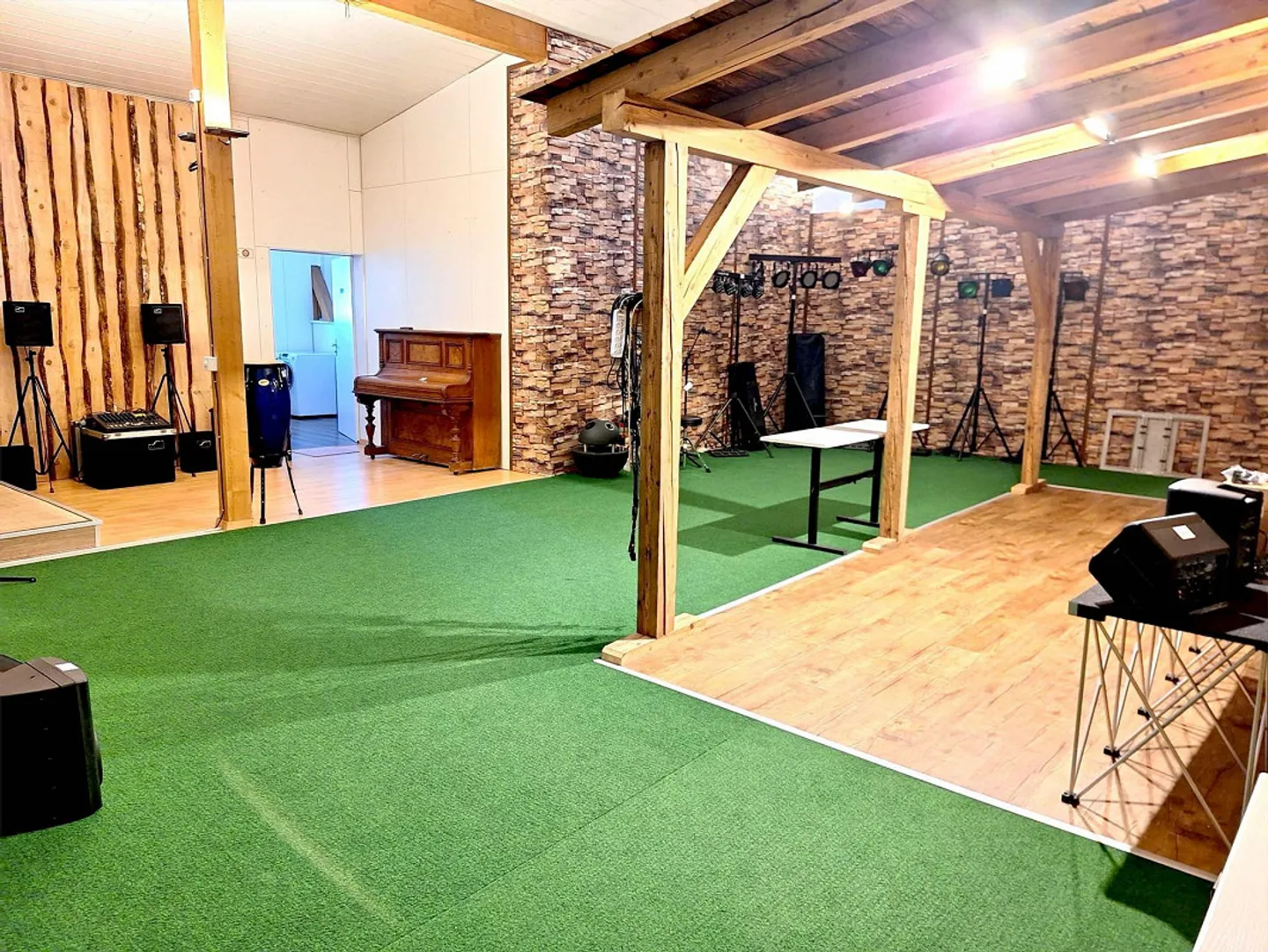 Commercial property with generous parking options for sale - Photo 3 of 15