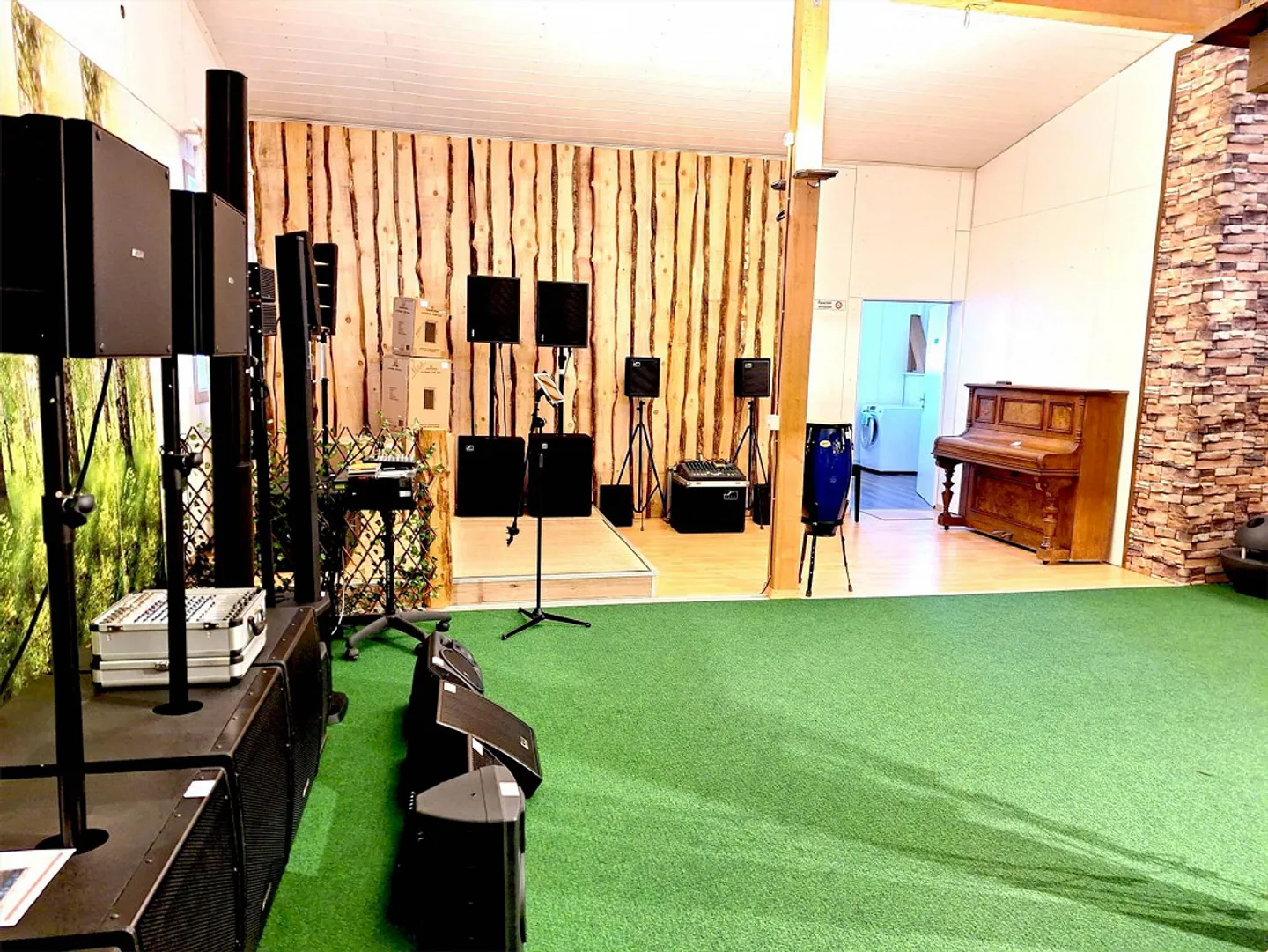 Commercial property with generous parking options for sale - Photo 4 of 15