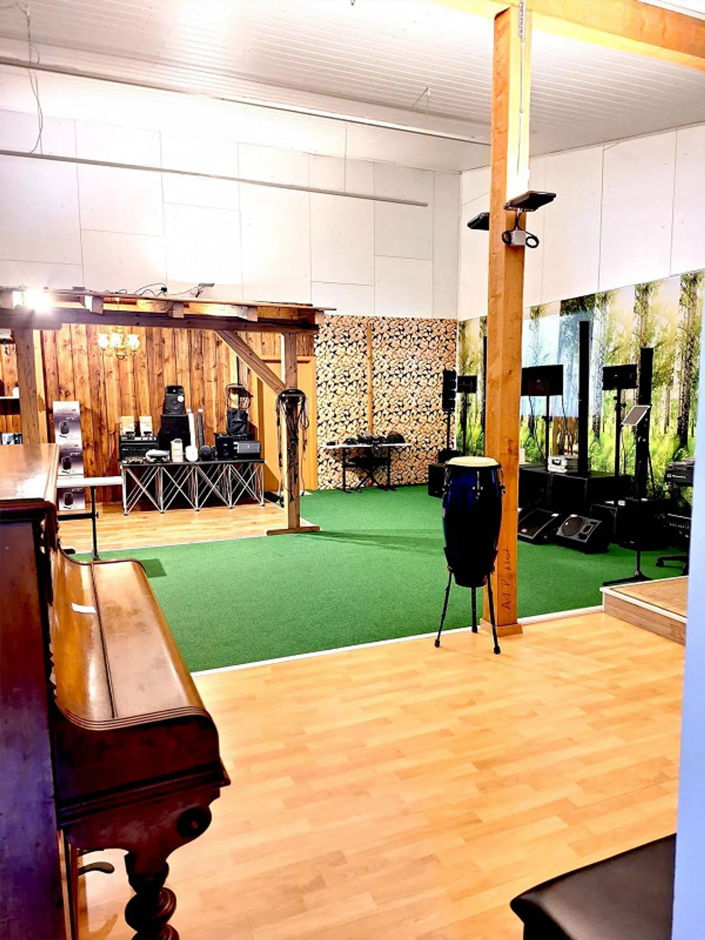 Commercial property with generous parking options for sale - Photo 5 of 15