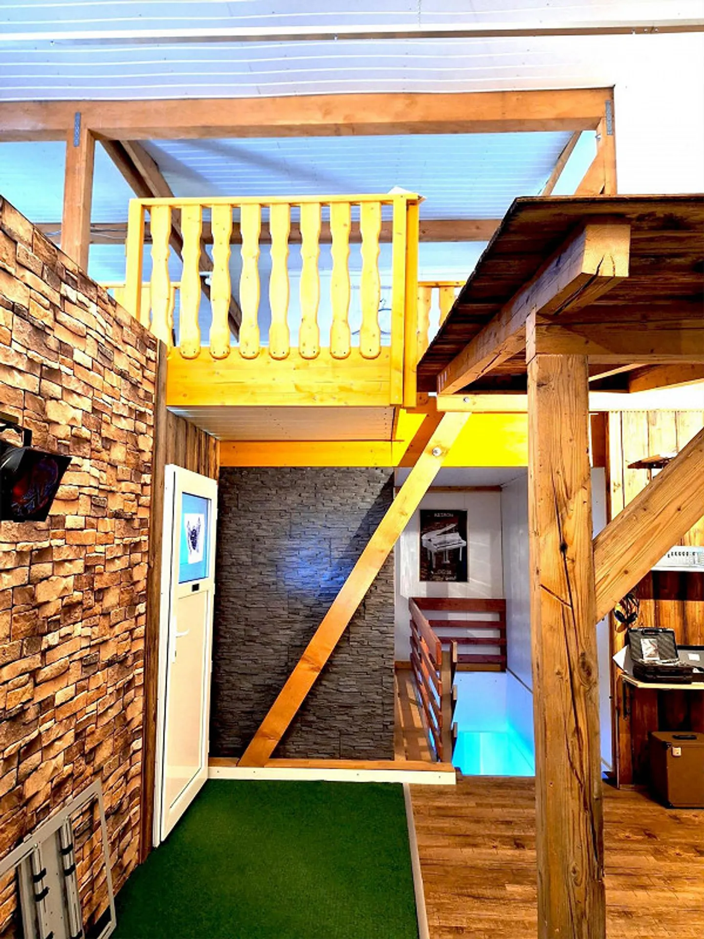 Commercial property with generous parking options for sale - Photo 6 of 15