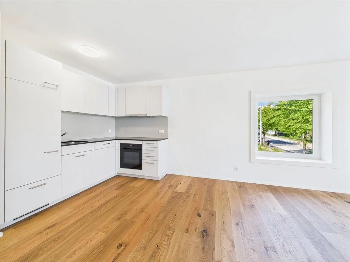 Completely renovated and centrally located in the city district - Photo 2 of 6
