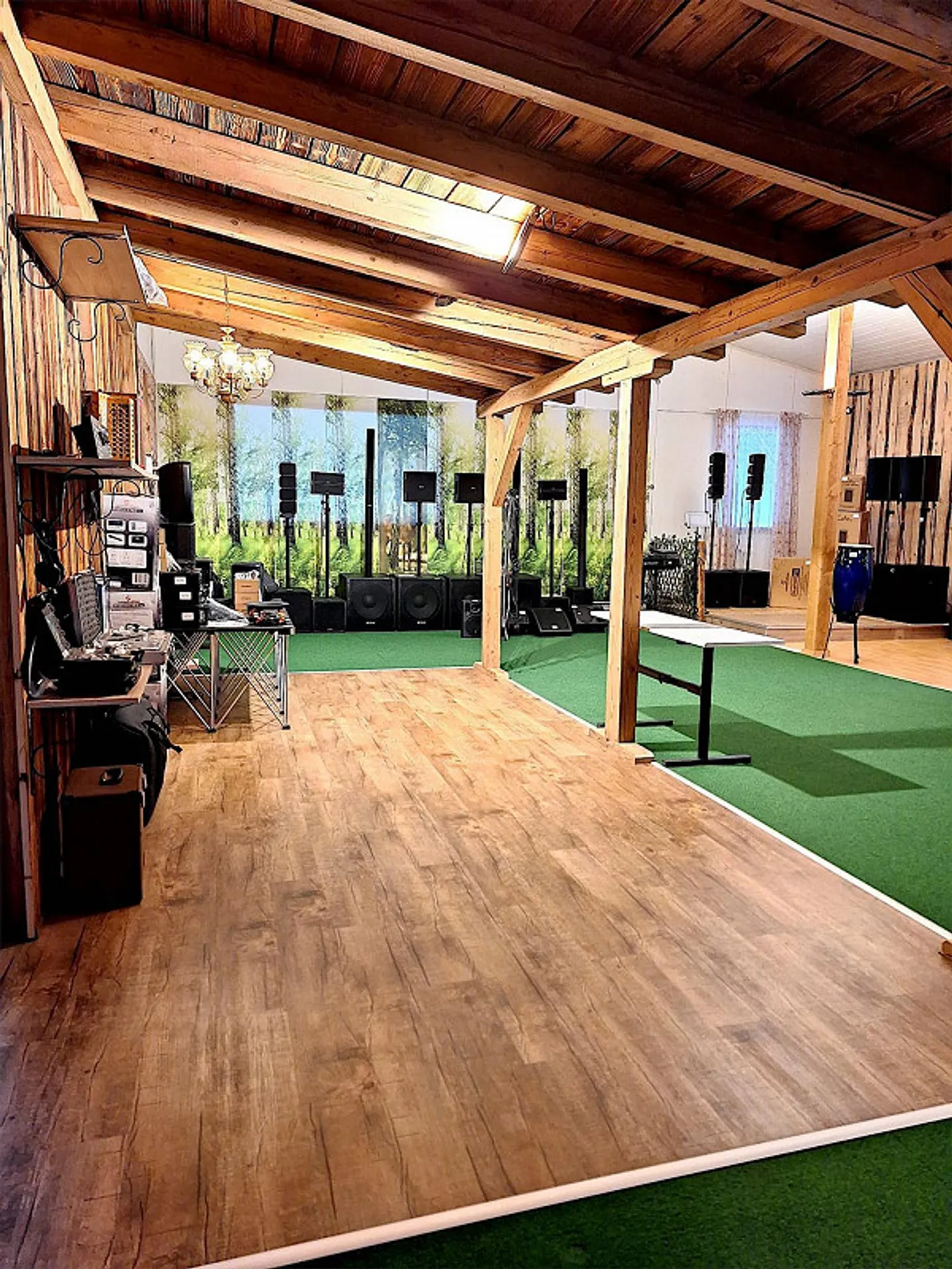 Commercial property with generous parking options for sale - Photo 10 of 15