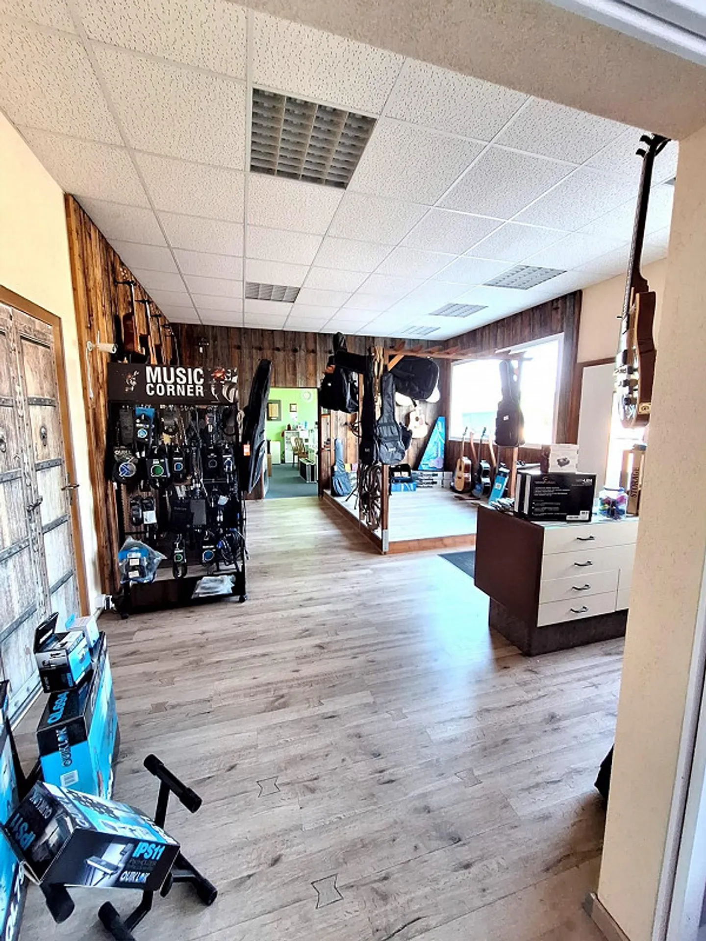 Commercial property with generous parking options for sale - Photo 12 of 15