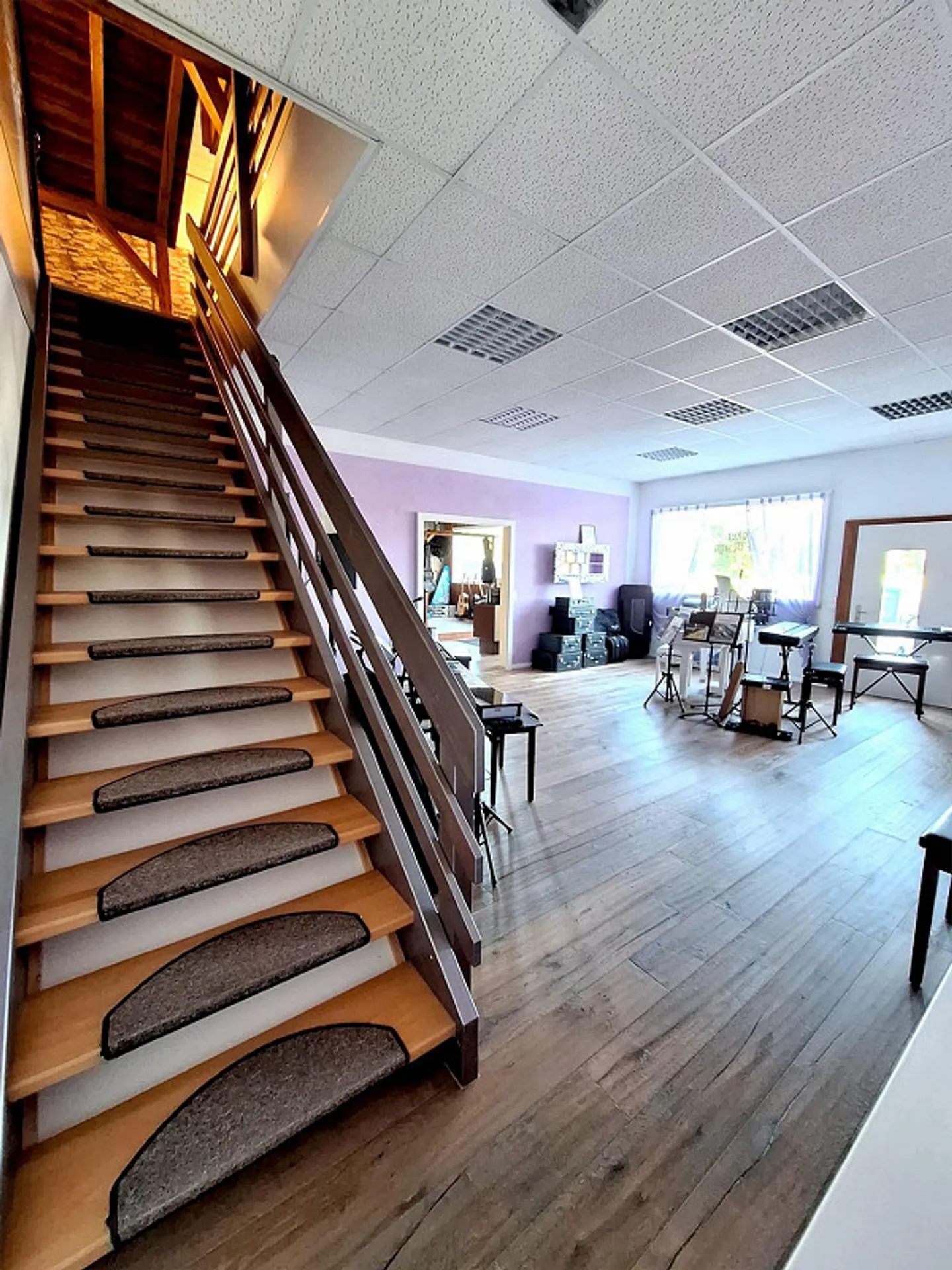 Commercial property with generous parking options for sale - Photo 9 of 15