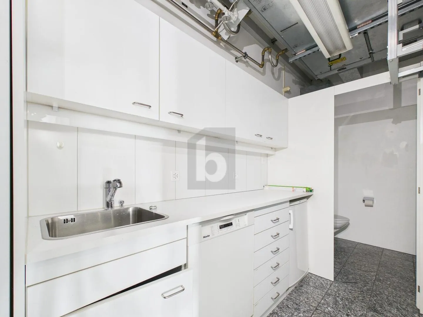 SPACIOUS IN AN IDEAL LOCATION - Photo 4 of 6