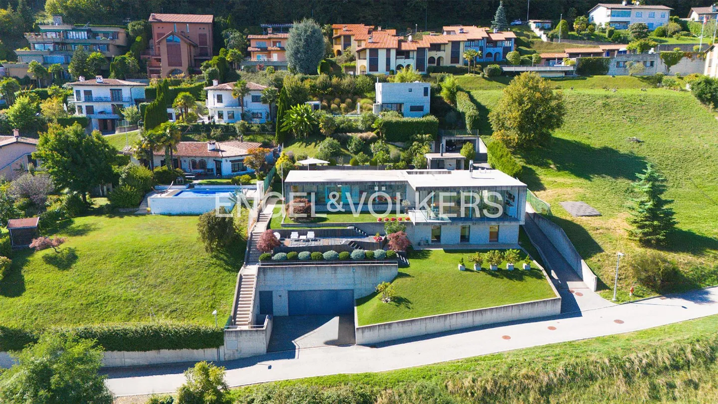 Raffinierte Villa mit Garten und exklusivem Seeblick - Foto 2 von 13