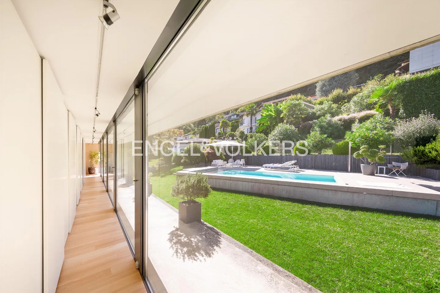 Raffinierte Villa mit Garten und exklusivem Seeblick - Foto 10 von 13