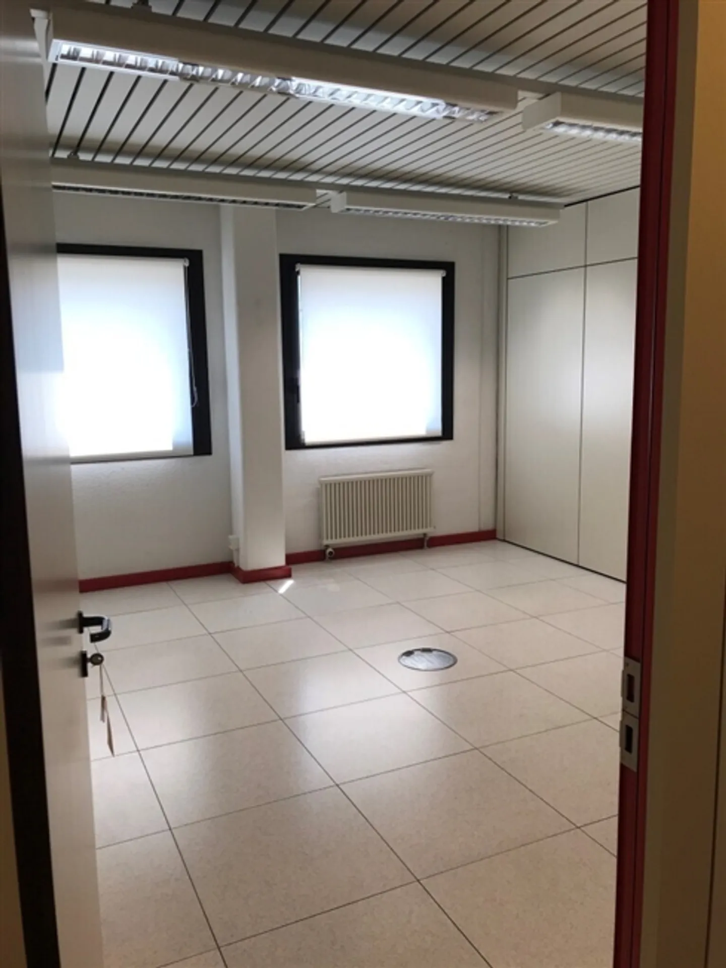 Rent in Cadenazzo spacious commercial space of 140 m² + 52 m² - Photo 4 of 8