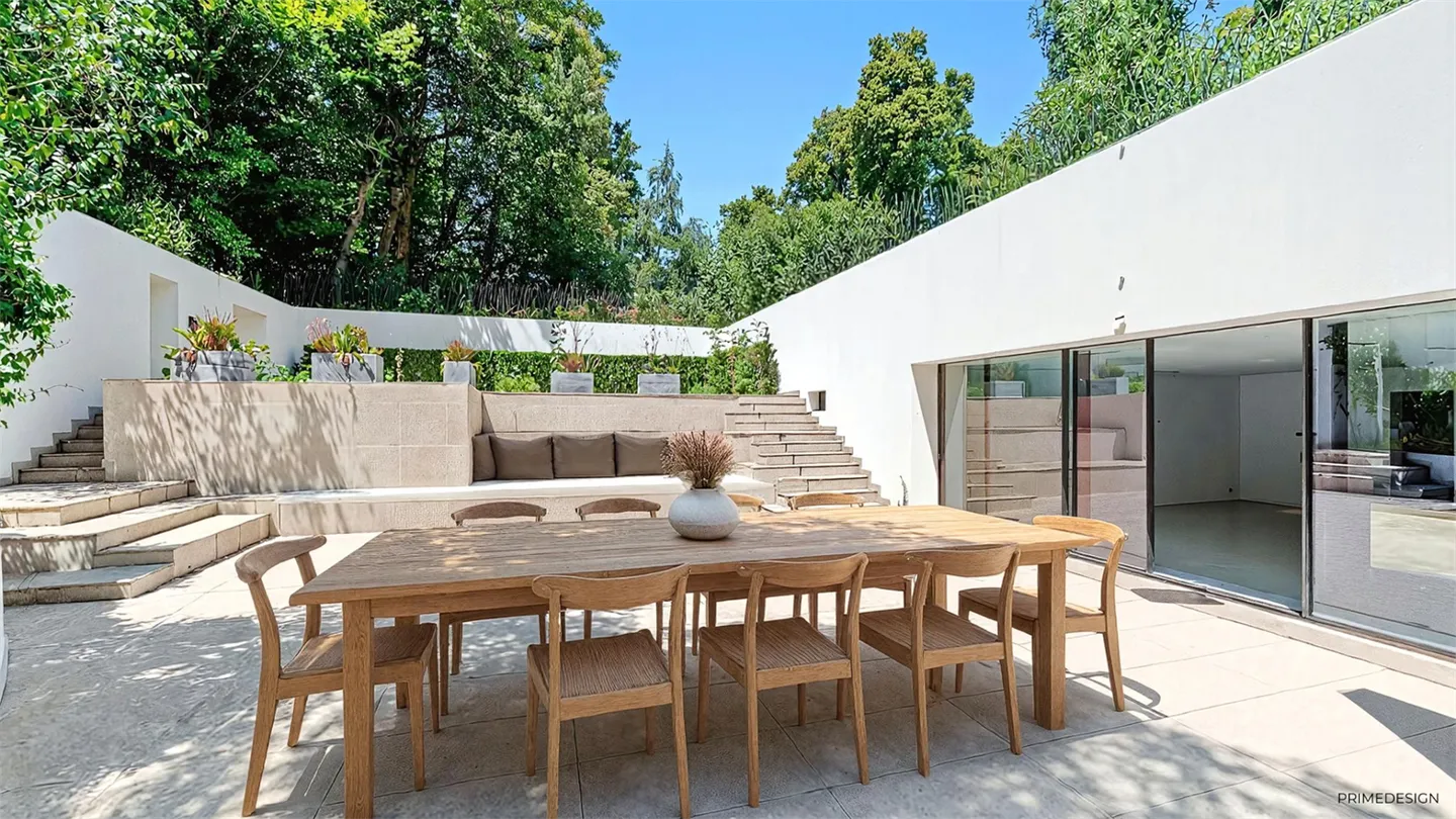 Magnificent renovated 18th-century property, beautiful plot of 3,136 sqm and indoor pool - Photo 5 of 13