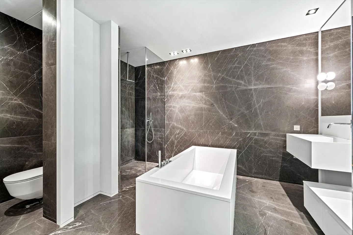 Magnificent renovated 18th-century property, beautiful plot of 3,136 sqm and indoor pool - Photo 8 of 13