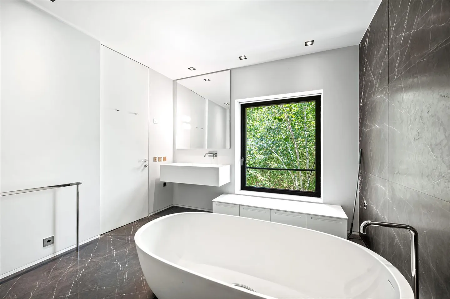 Magnificent renovated 18th-century property, beautiful plot of 3,136 sqm and indoor pool - Photo 9 of 13