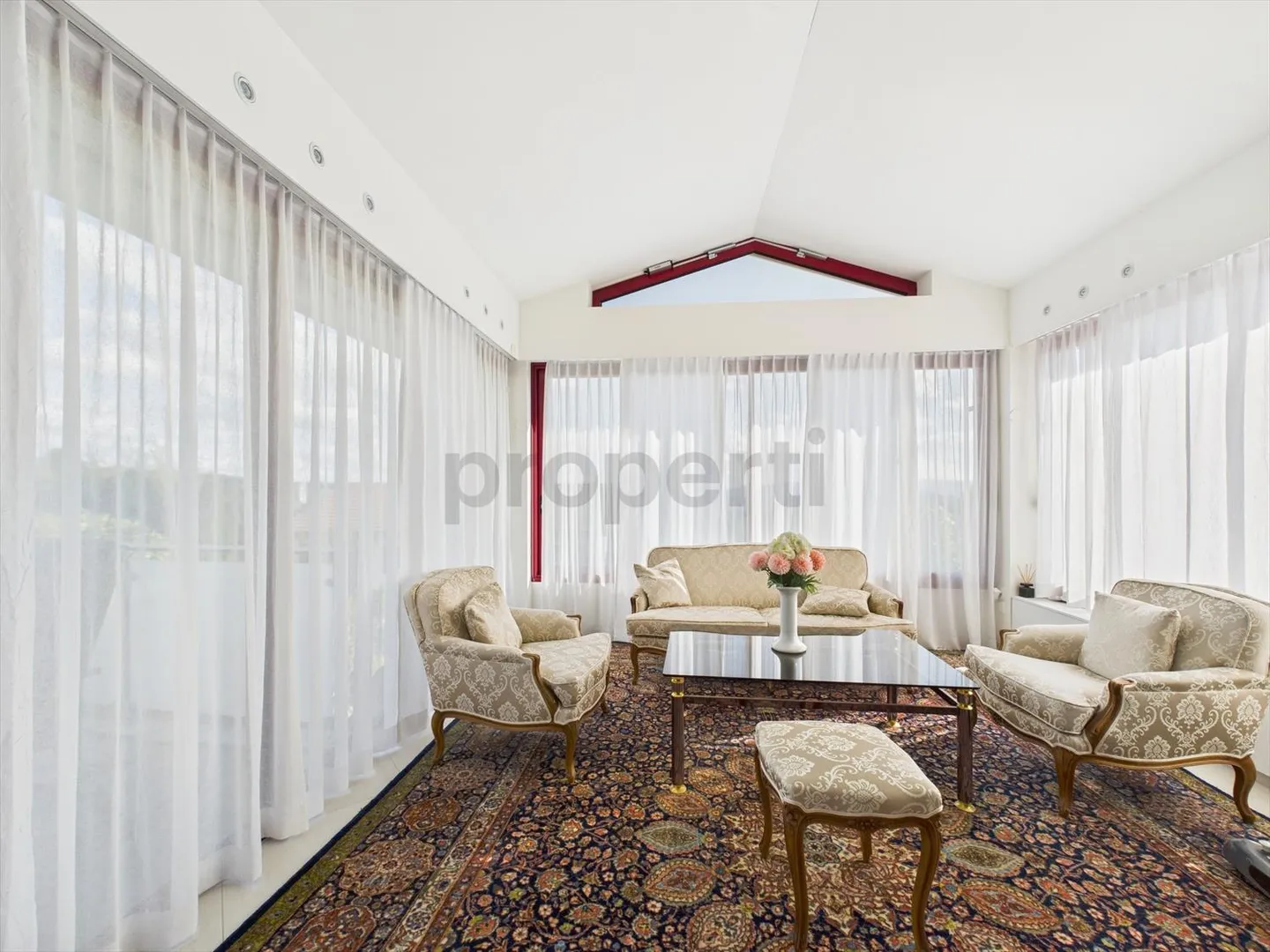 Vielseitiges 7-Zimmer-Einfamilienhaus in Widen (ideal für Wohnen und Büro) - Foto 1 von 13