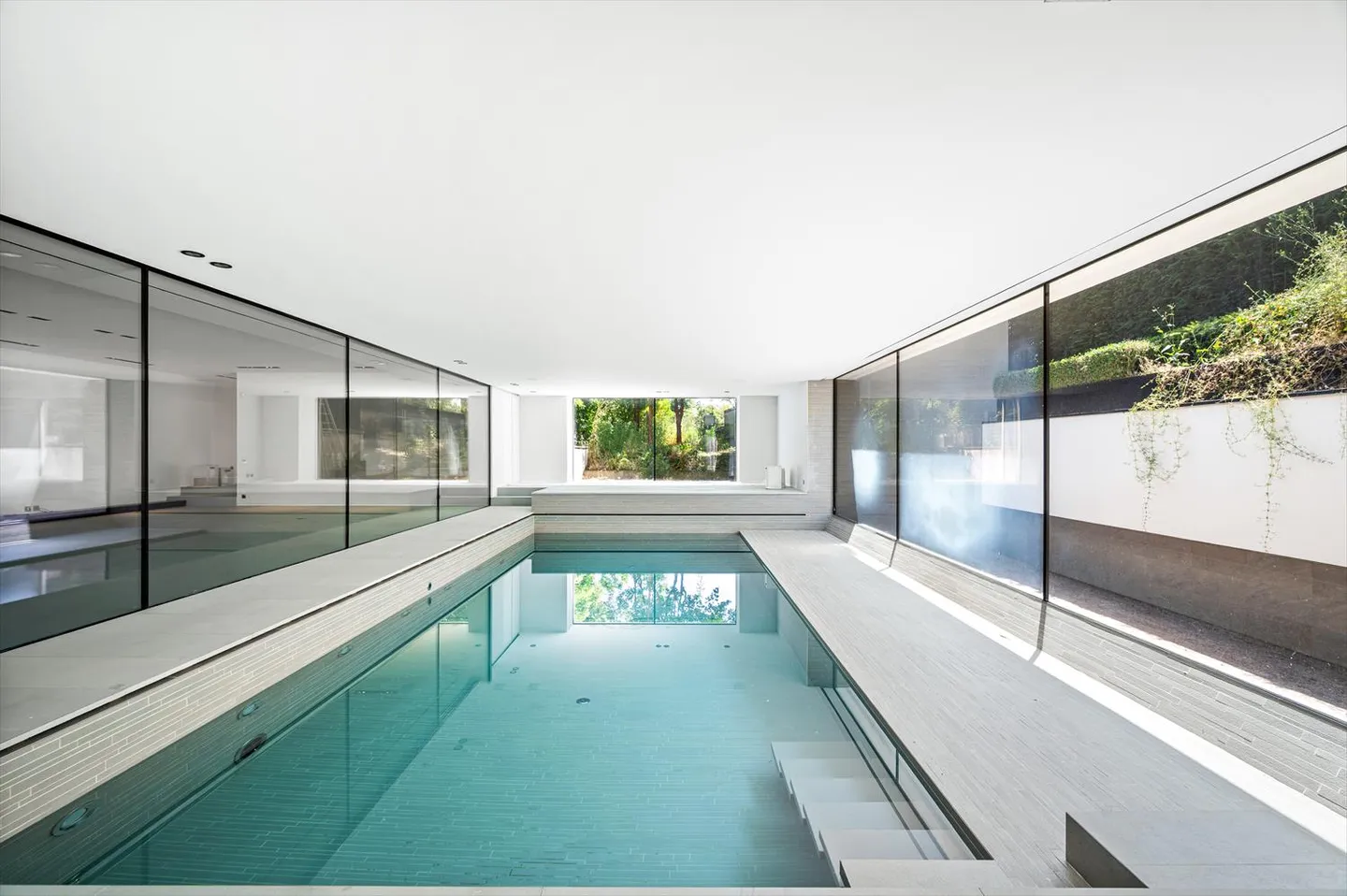 Magnificent renovated 18th-century property, beautiful plot of 3,136 sqm and indoor pool - Photo 10 of 13