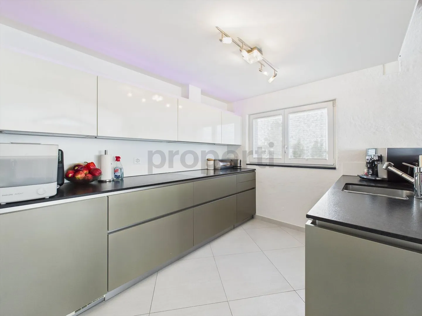 Vielseitiges 7-Zimmer-Einfamilienhaus in Widen (ideal für Wohnen und Büro) - Foto 2 von 13