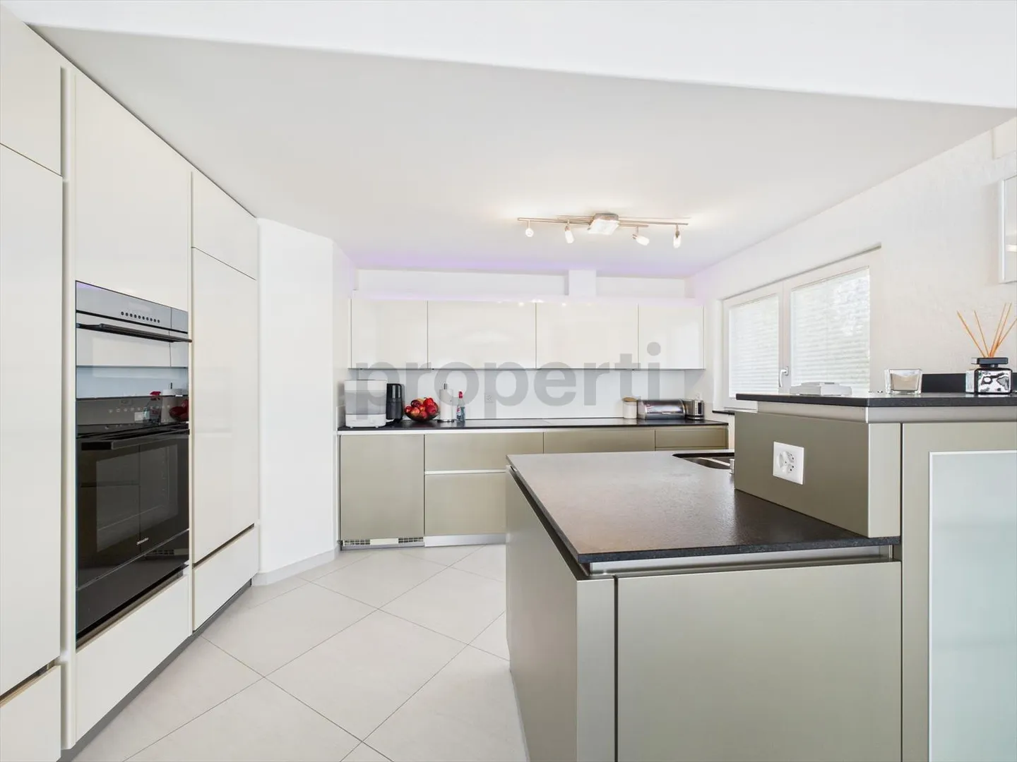 Vielseitiges 7-Zimmer-Einfamilienhaus in Widen (ideal für Wohnen und Büro) - Foto 4 von 13