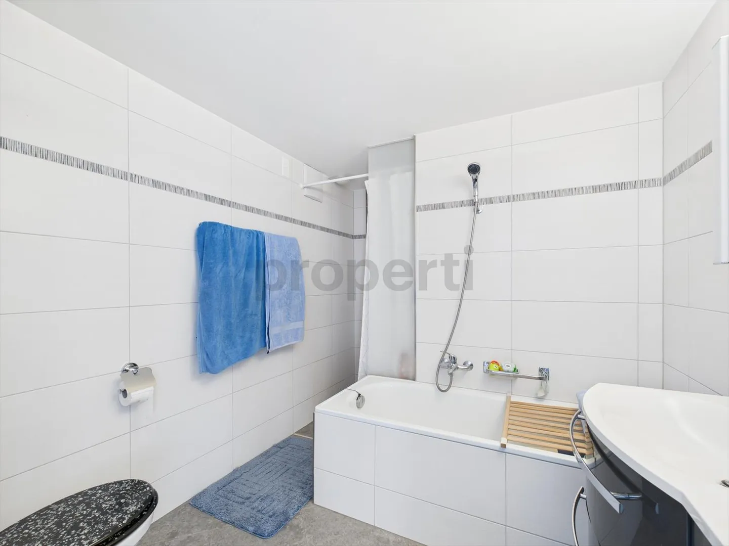 Vielseitiges 7-Zimmer-Einfamilienhaus in Widen (ideal für Wohnen und Büro) - Foto 11 von 13
