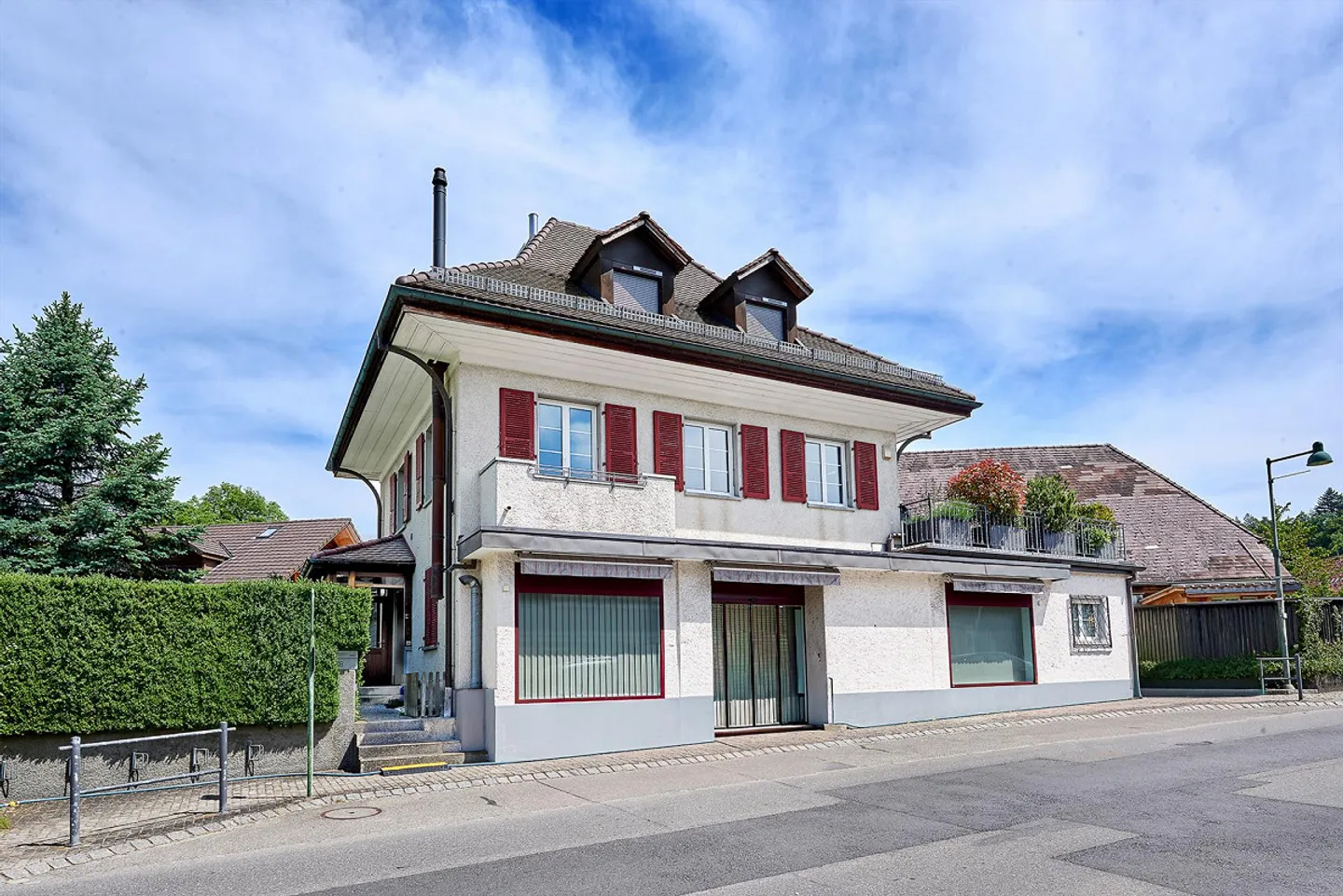 Immeuble résidentiel et commercial, centre du village de Niederscherli - Photo 1 sur 23