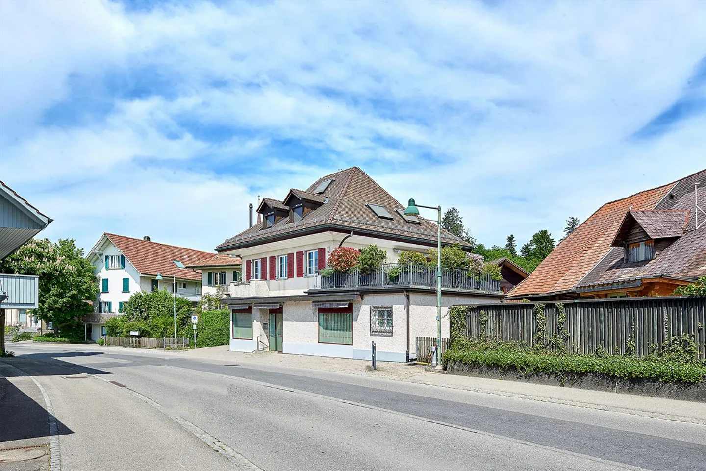 Immeuble résidentiel et commercial, centre du village de Niederscherli - Photo 2 sur 23