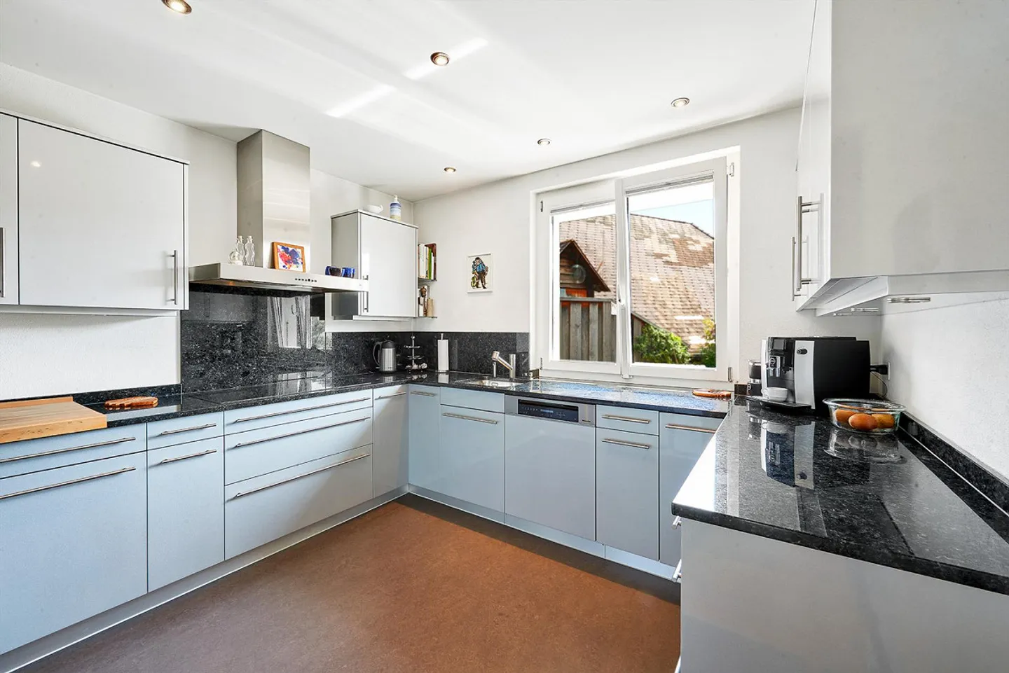 Immeuble résidentiel et commercial, centre du village de Niederscherli - Photo 9 sur 23