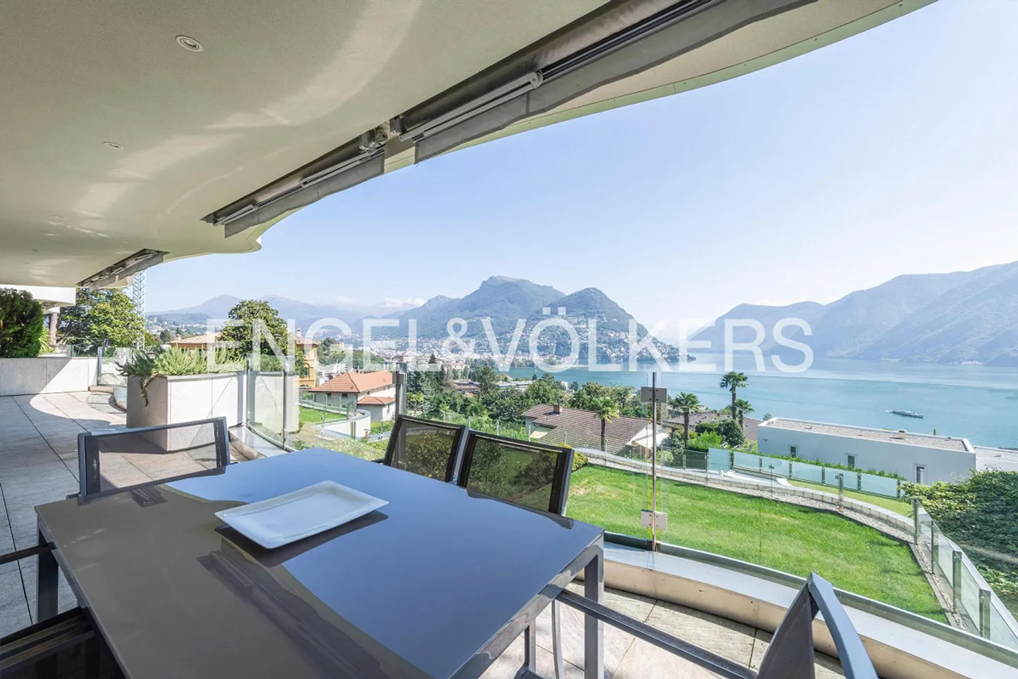 Penthouse design avec vue panoramique à 180 degrés sur le lac - Photo 1 sur 13