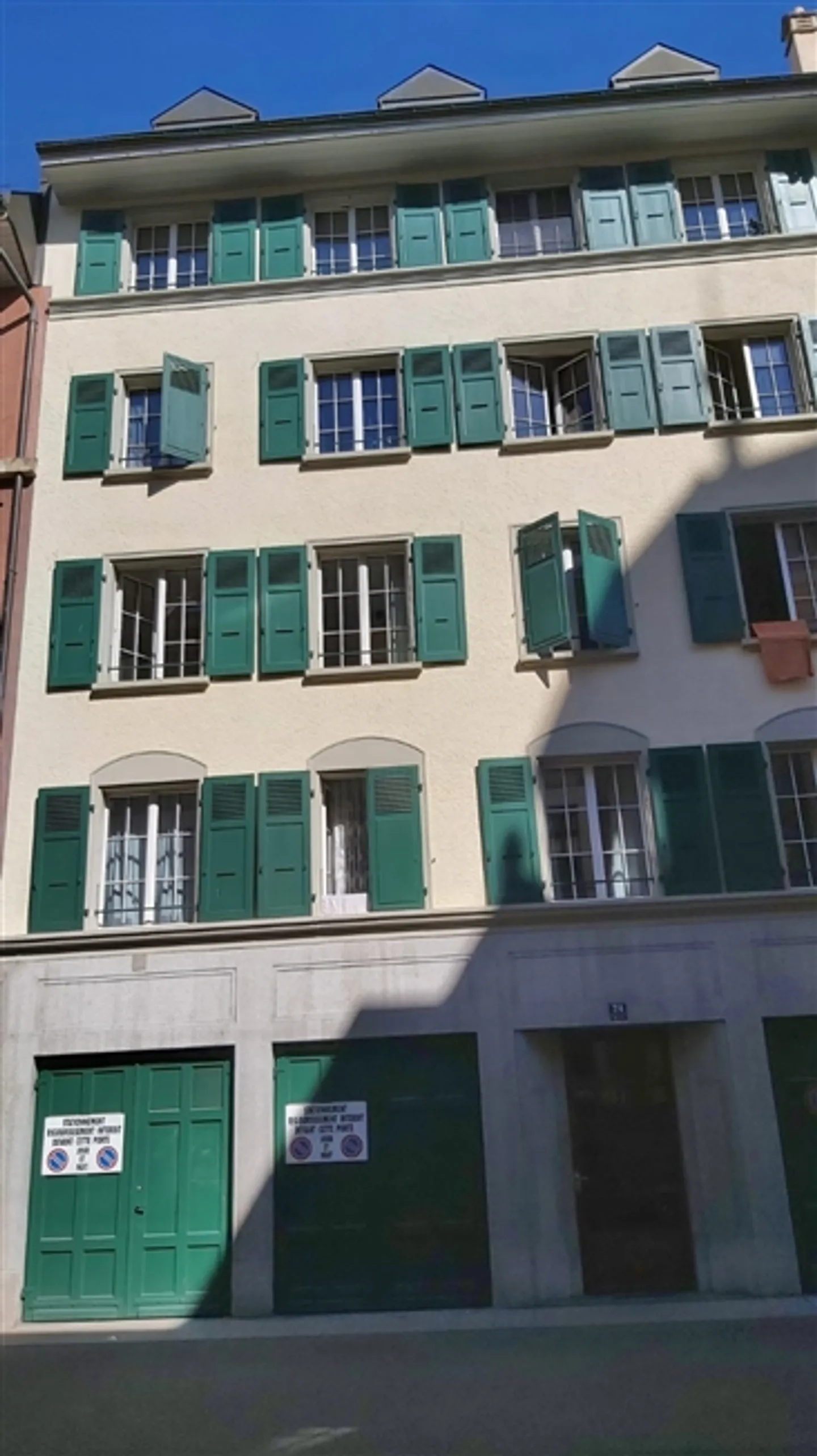 Local dans le sous-sol sans point d'eau ni prises. - Photo 2 sur 2