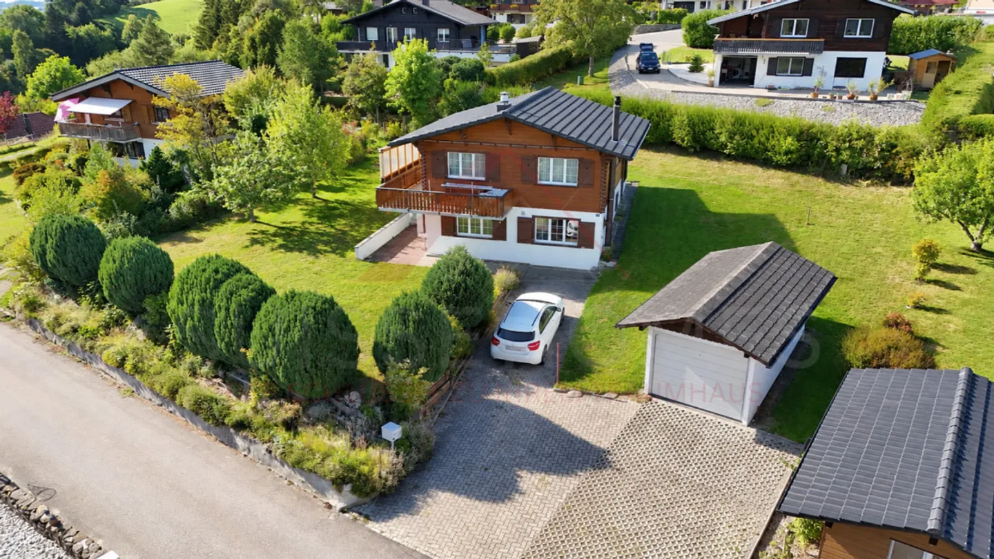 Charming 5.5-Room Chalet with 2 Living Units, Swedish Stoves & Huge Garden Dream in Plasselb - Photo 1 of 15
