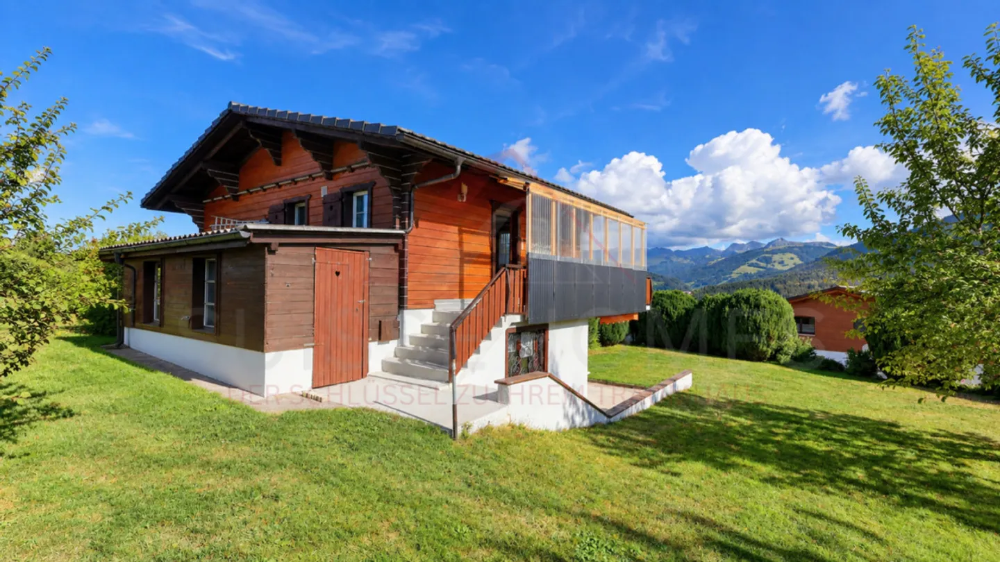 Charming 5.5-Room Chalet with 2 Living Units, Swedish Stoves & Huge Garden Dream in Plasselb - Photo 3 of 15