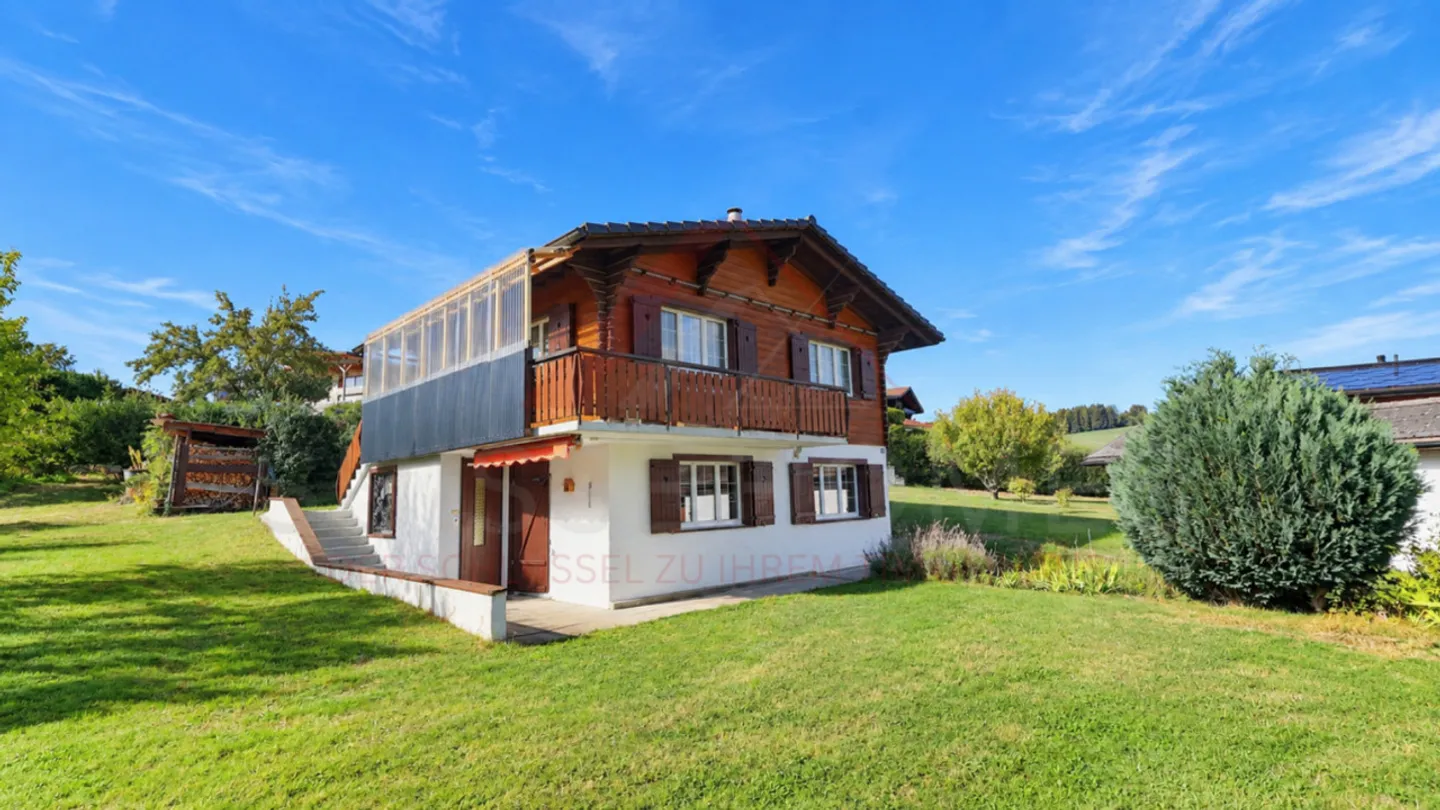 Charming 5.5-Room Chalet with 2 Living Units, Swedish Stoves & Huge Garden Dream in Plasselb - Photo 2 of 15