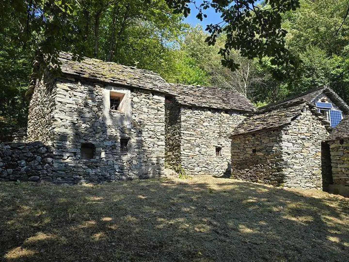 Trois bâtiments rustiques à rénover avec beaucoup de terrain dans un endroit très calme et ensoleillé - Photo 1 sur 29