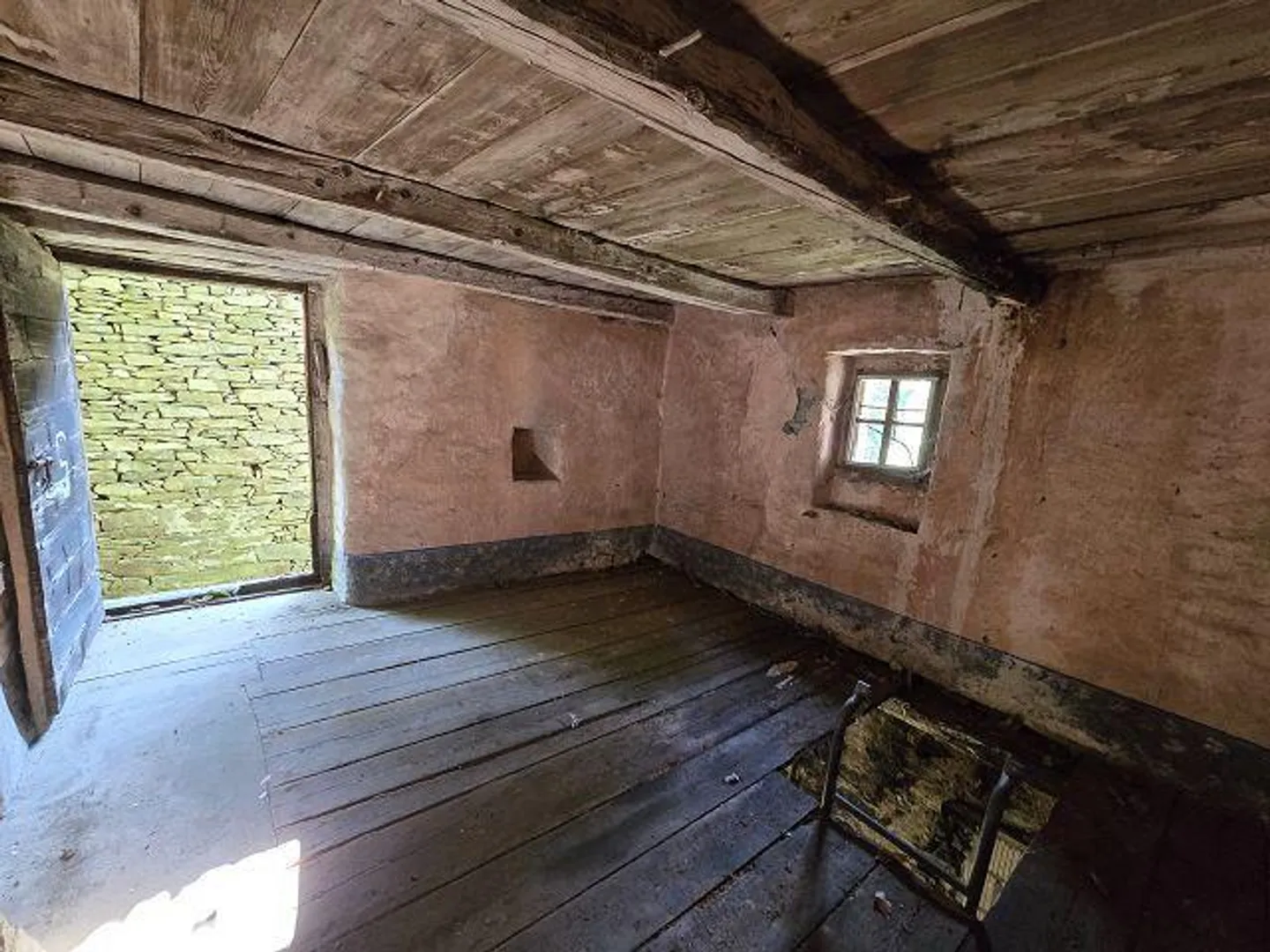 Trois bâtiments rustiques à rénover avec beaucoup de terrain dans un endroit très calme et ensoleillé - Photo 2 sur 29