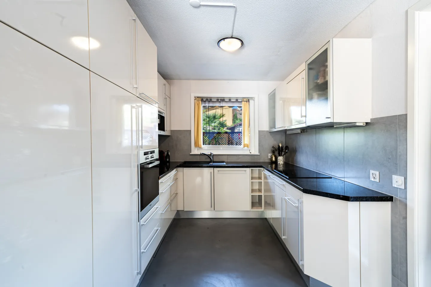 Maison individuelle lumineuse et rénovée avec terrasse, à quelques pas du lac ! - Photo 4 sur 13